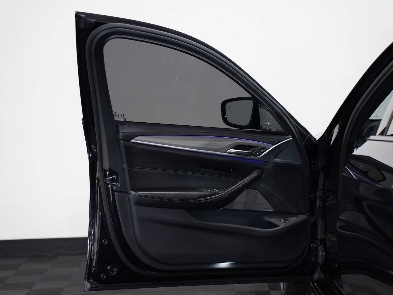 BLACK SAPPHIRE METALLIC, 2021 BMW M5 Image 25