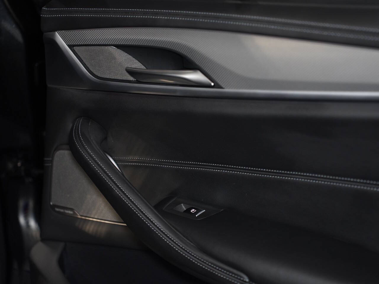 BLACK SAPPHIRE METALLIC, 2021 BMW M5 Image 30