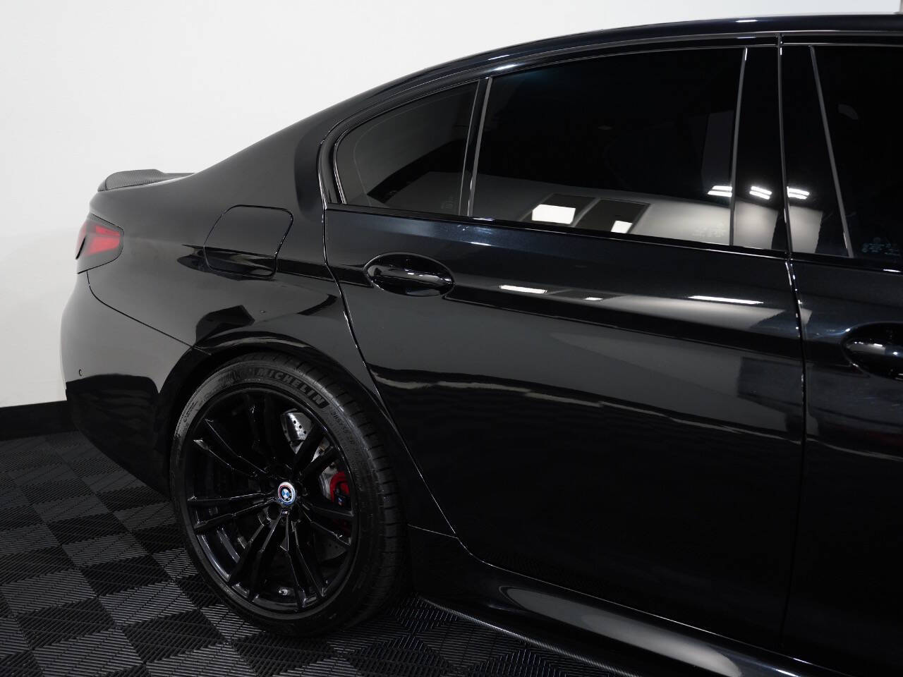 BLACK SAPPHIRE METALLIC, 2021 BMW M5 Image 17