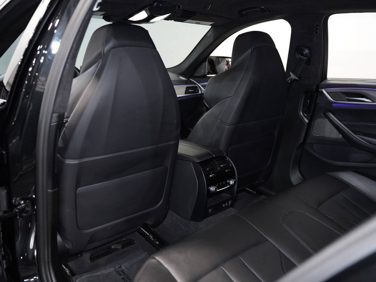 BLACK SAPPHIRE METALLIC, 2021 BMW M5 Image 44