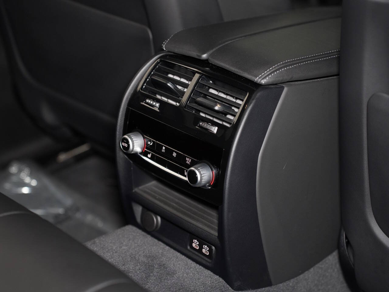 BLACK SAPPHIRE METALLIC, 2021 BMW M5 Image 45