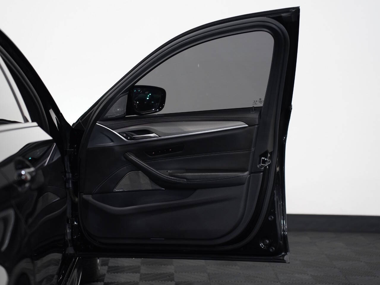BLACK SAPPHIRE METALLIC, 2021 BMW M5 Image 27