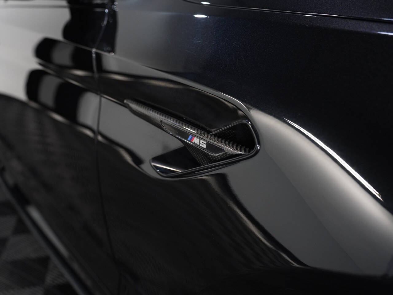 BLACK SAPPHIRE METALLIC, 2021 BMW M5 Image 14