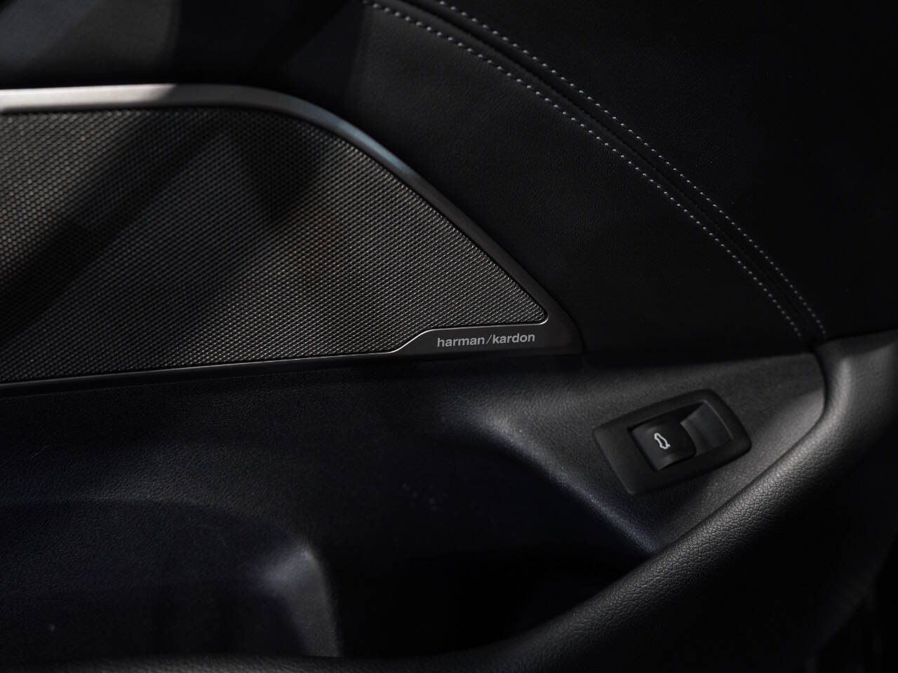 BLACK SAPPHIRE METALLIC, 2021 BMW M5 Image 55