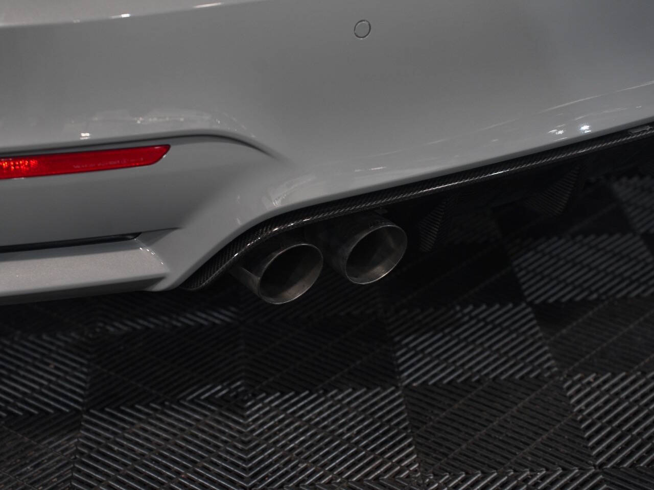 LIME ROCK GRAY METALLIC, 2018 BMW M3 Image 20
