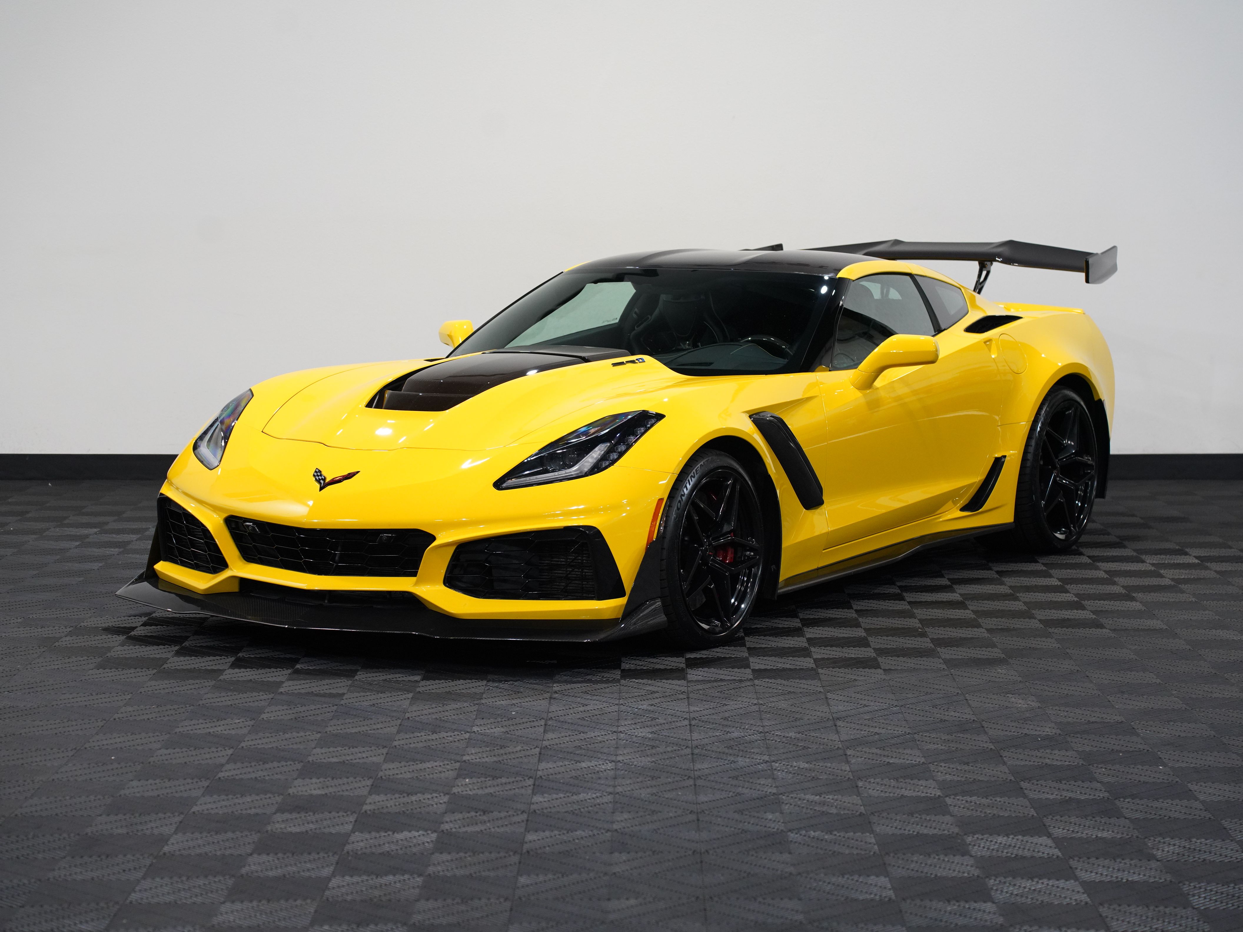 YELLOW, 2019 CHEVROLET CORVETTE Image 3