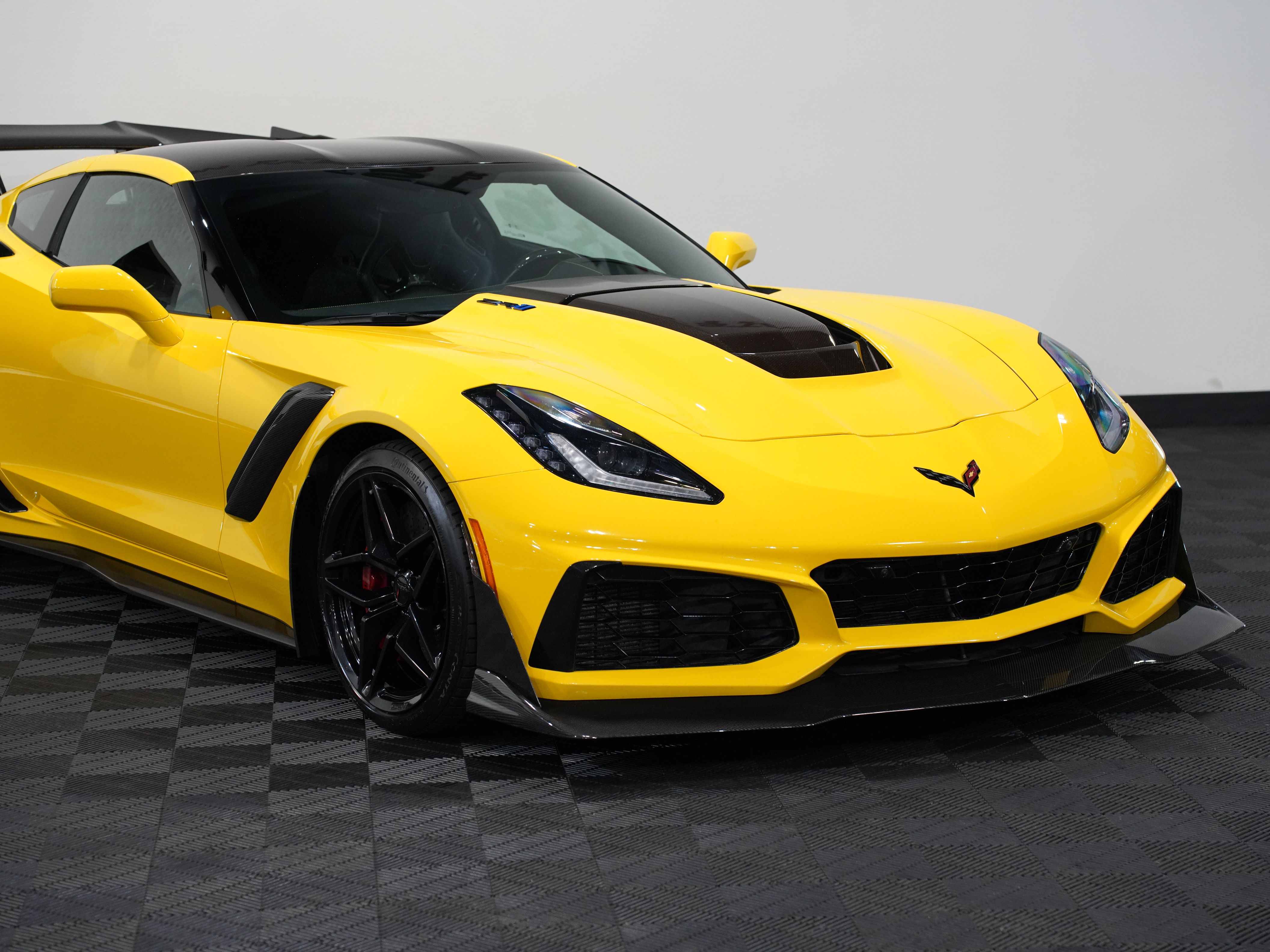 YELLOW, 2019 CHEVROLET CORVETTE Image 9