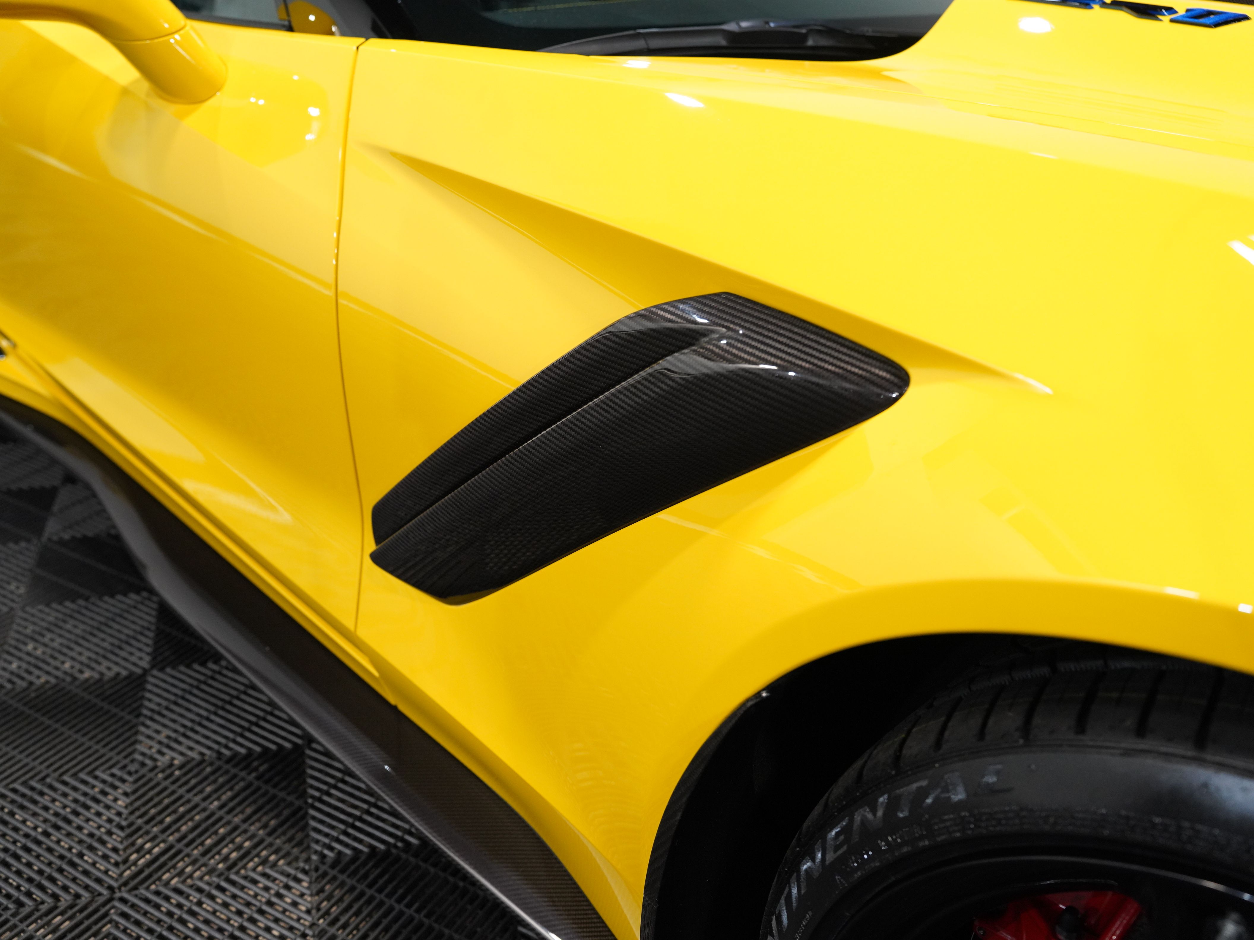 YELLOW, 2019 CHEVROLET CORVETTE Image 16
