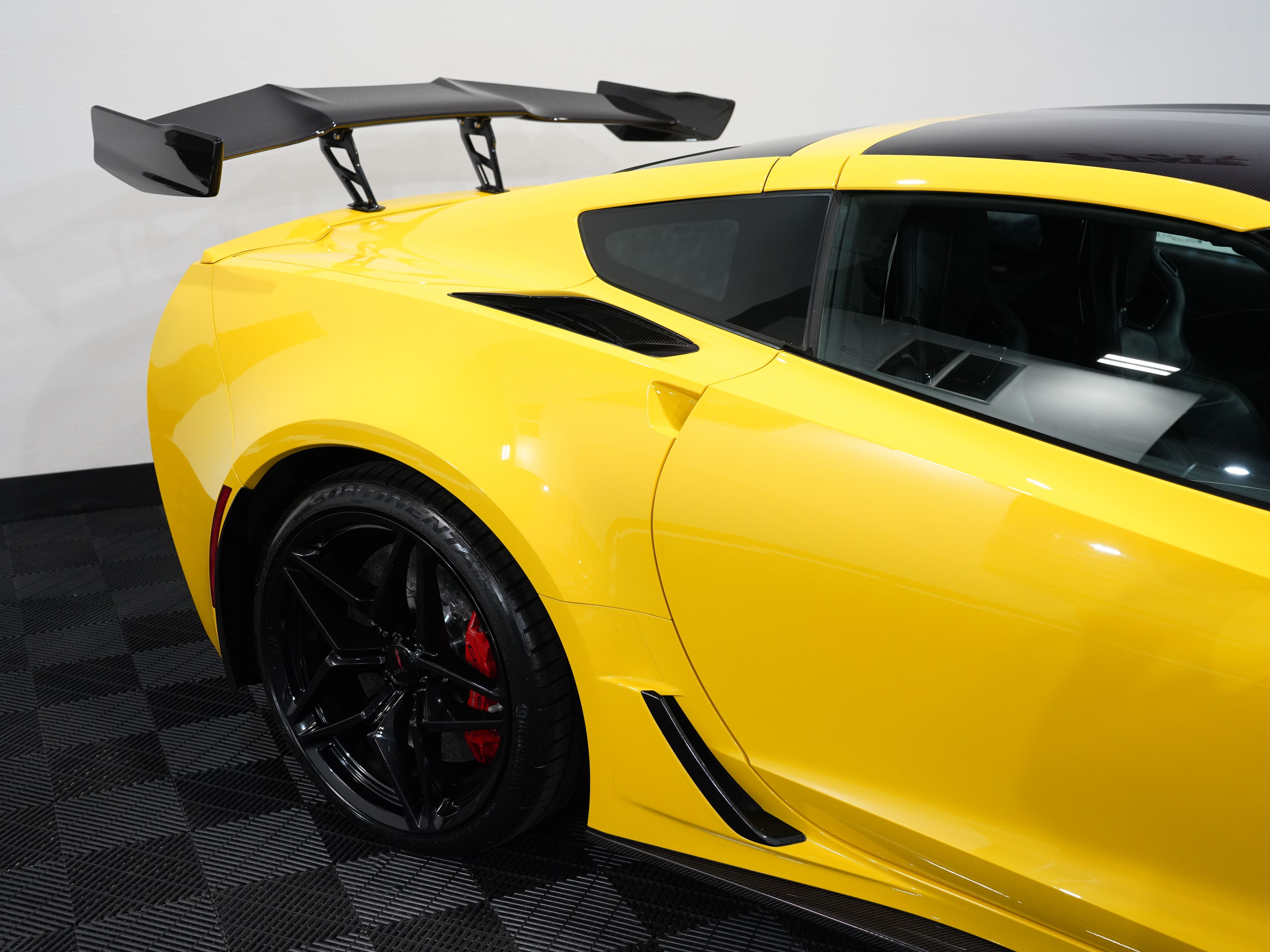 YELLOW, 2019 CHEVROLET CORVETTE Image 18