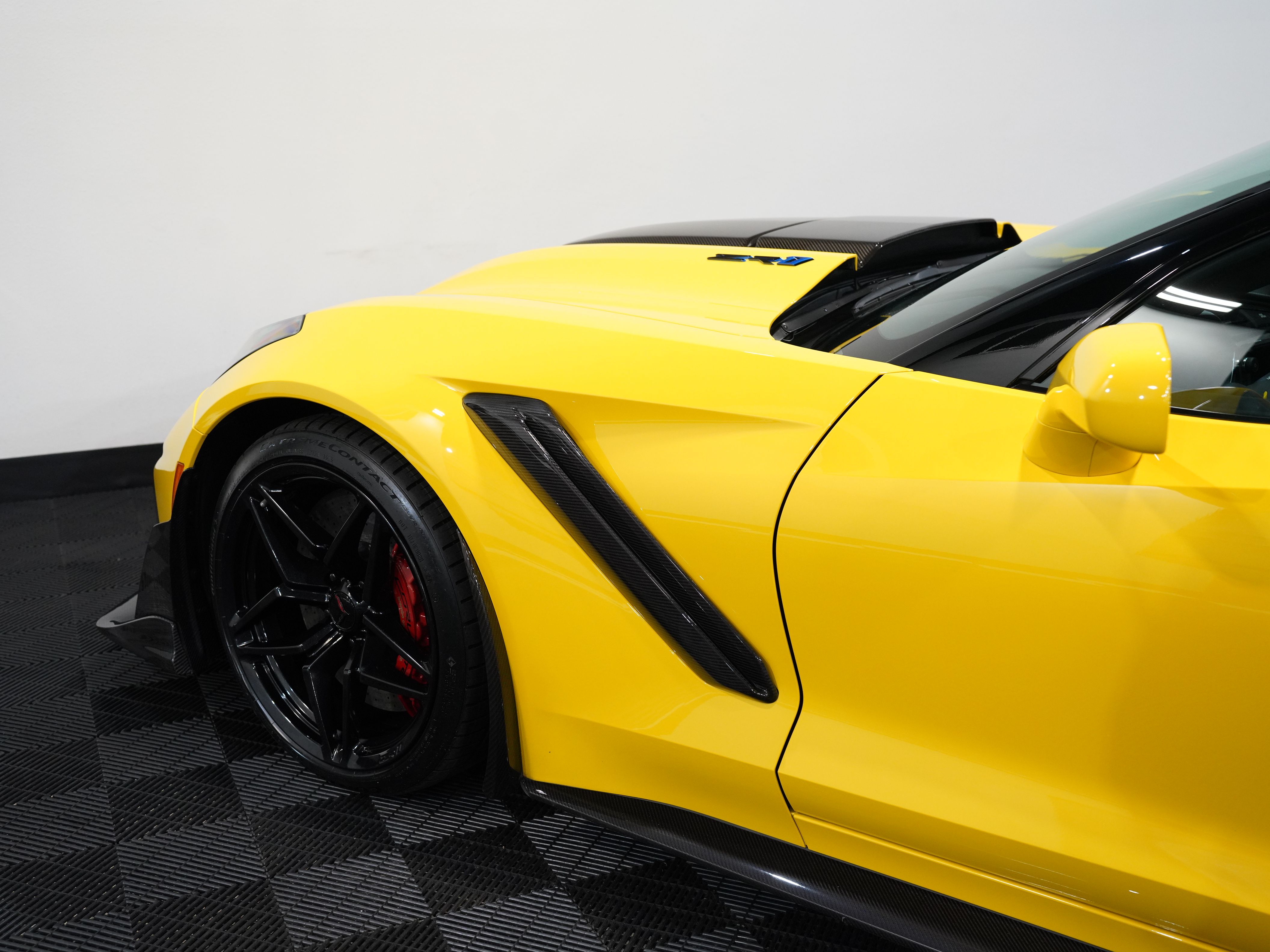 YELLOW, 2019 CHEVROLET CORVETTE Image 27