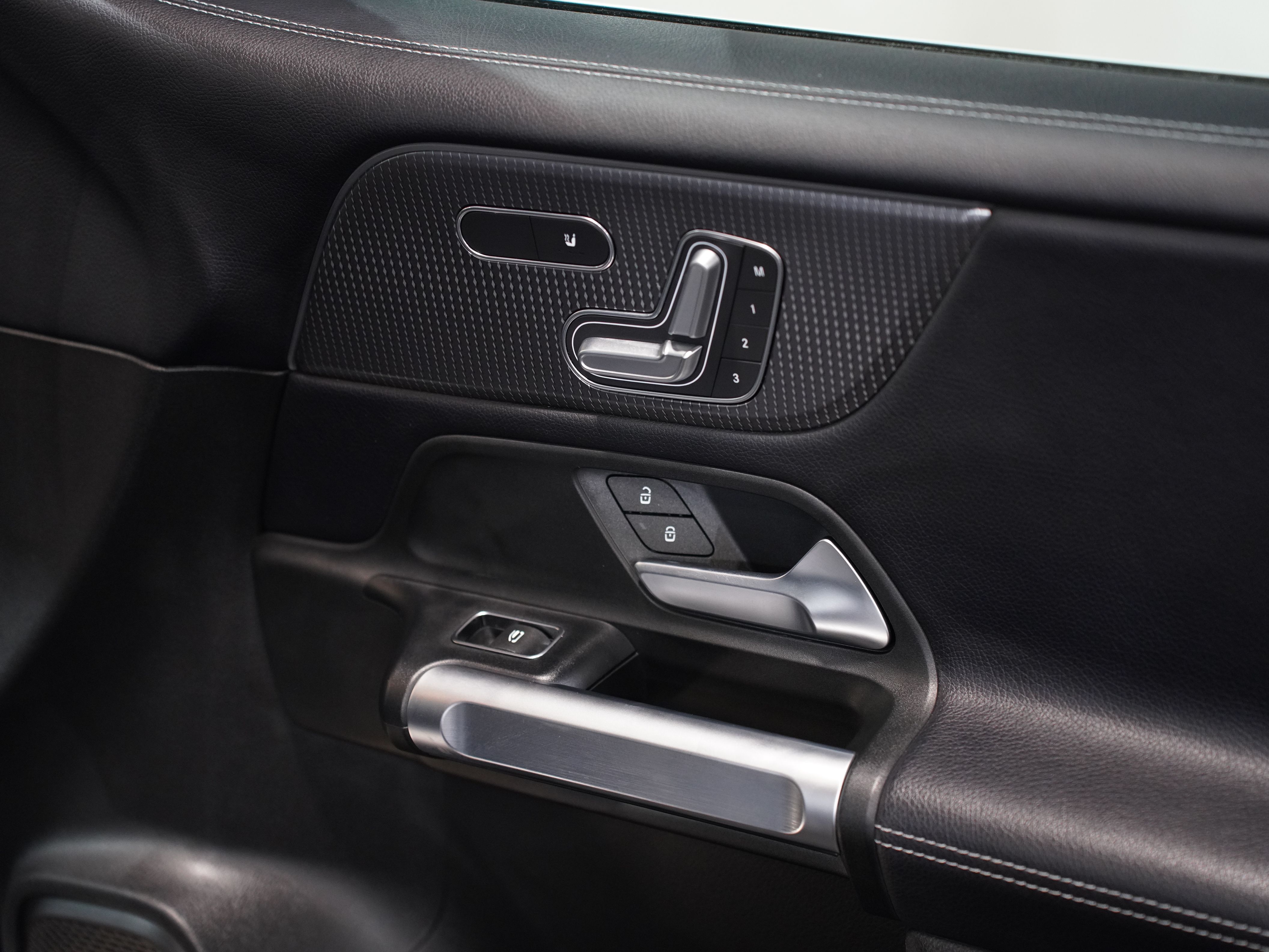 GRAY, 2020 MERCEDES-BENZ GLB Image 23