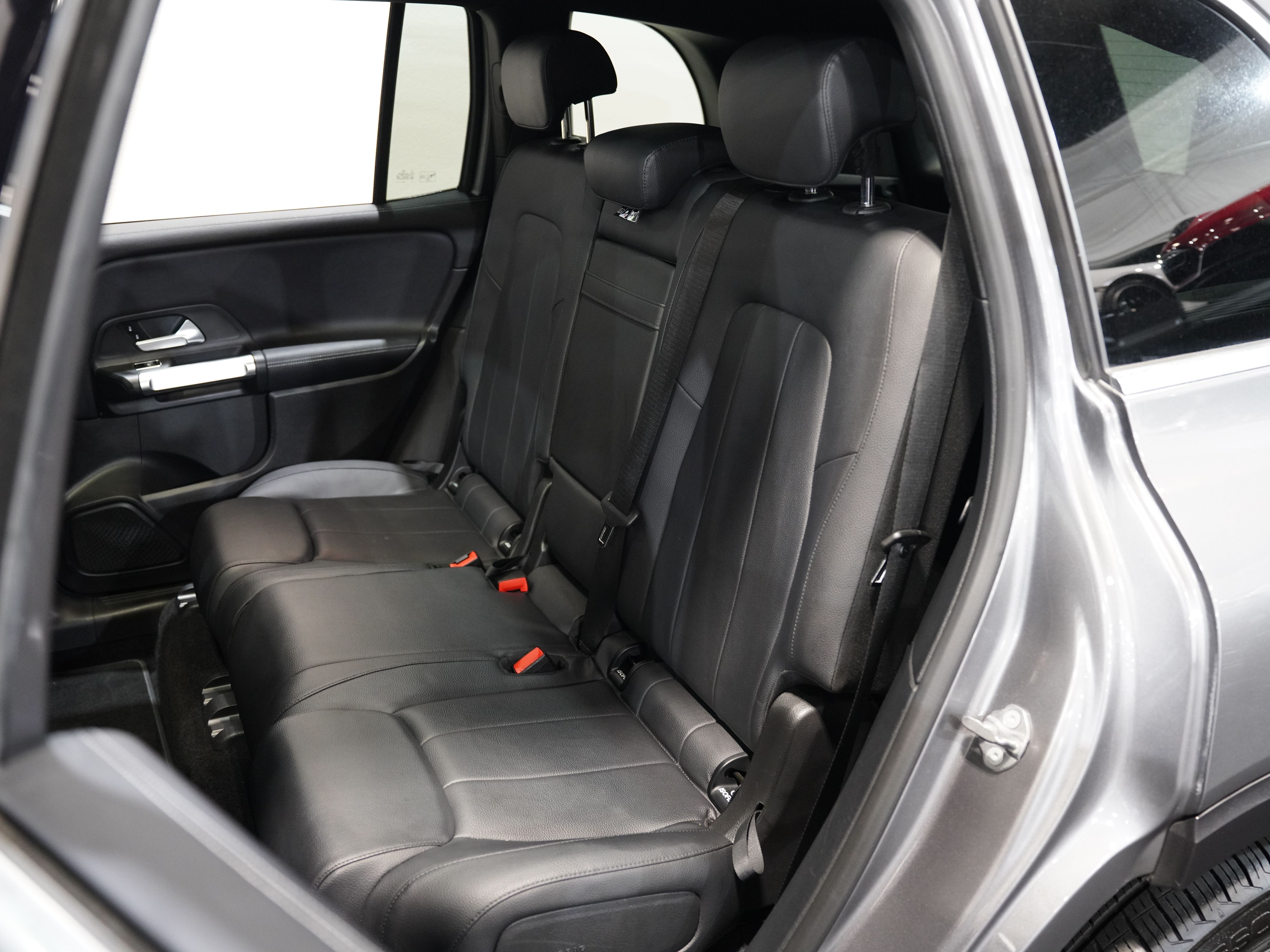 GRAY, 2020 MERCEDES-BENZ GLB Image 35