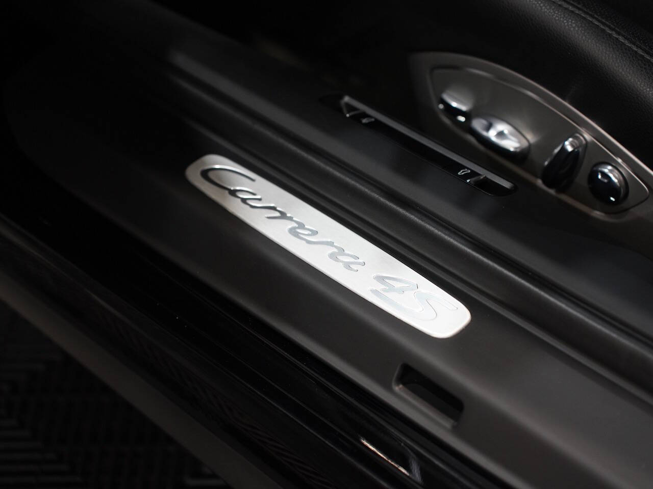 BLACK, 2013 PORSCHE 911 Image 23