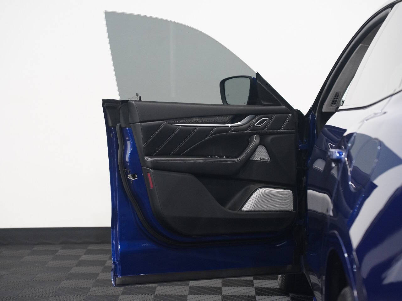 BLU EMOZIONE, 2019 MASERATI LEVANTE Image 23