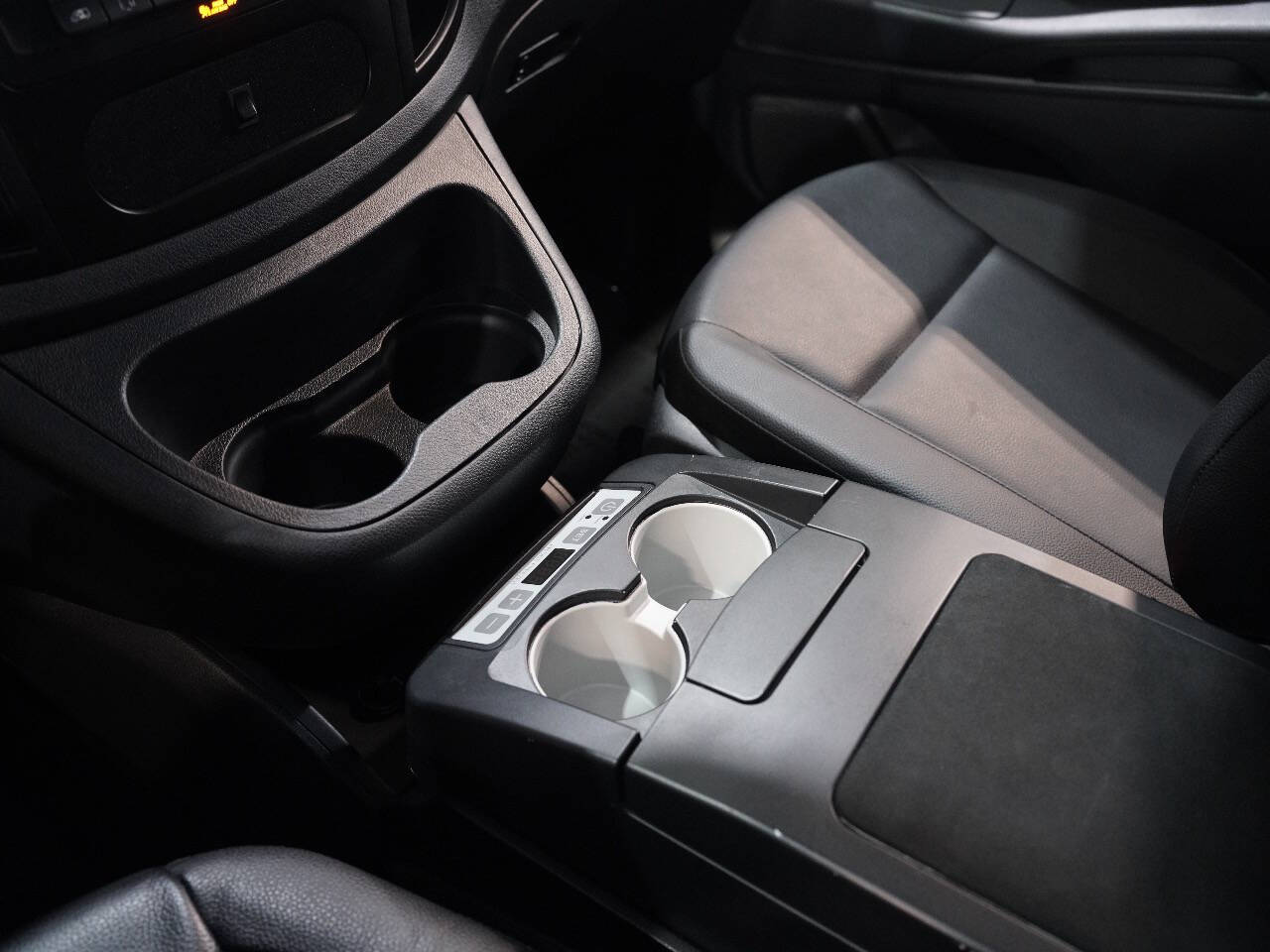 BLACK, 2017 MERCEDES-BENZ METRIS PASSENGER Image 29