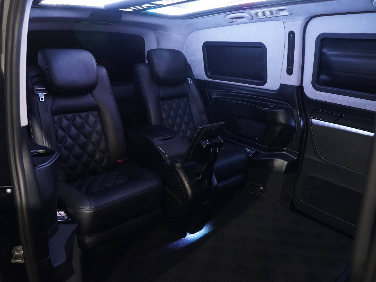 BLACK, 2017 MERCEDES-BENZ METRIS PASSENGER Image 31