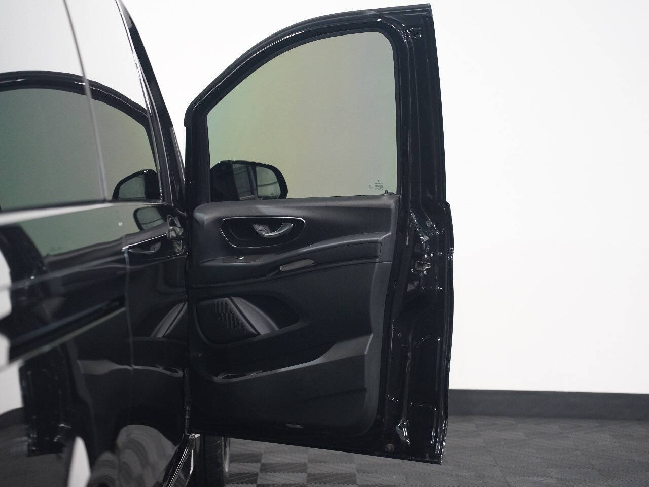BLACK, 2017 MERCEDES-BENZ METRIS PASSENGER Image 21