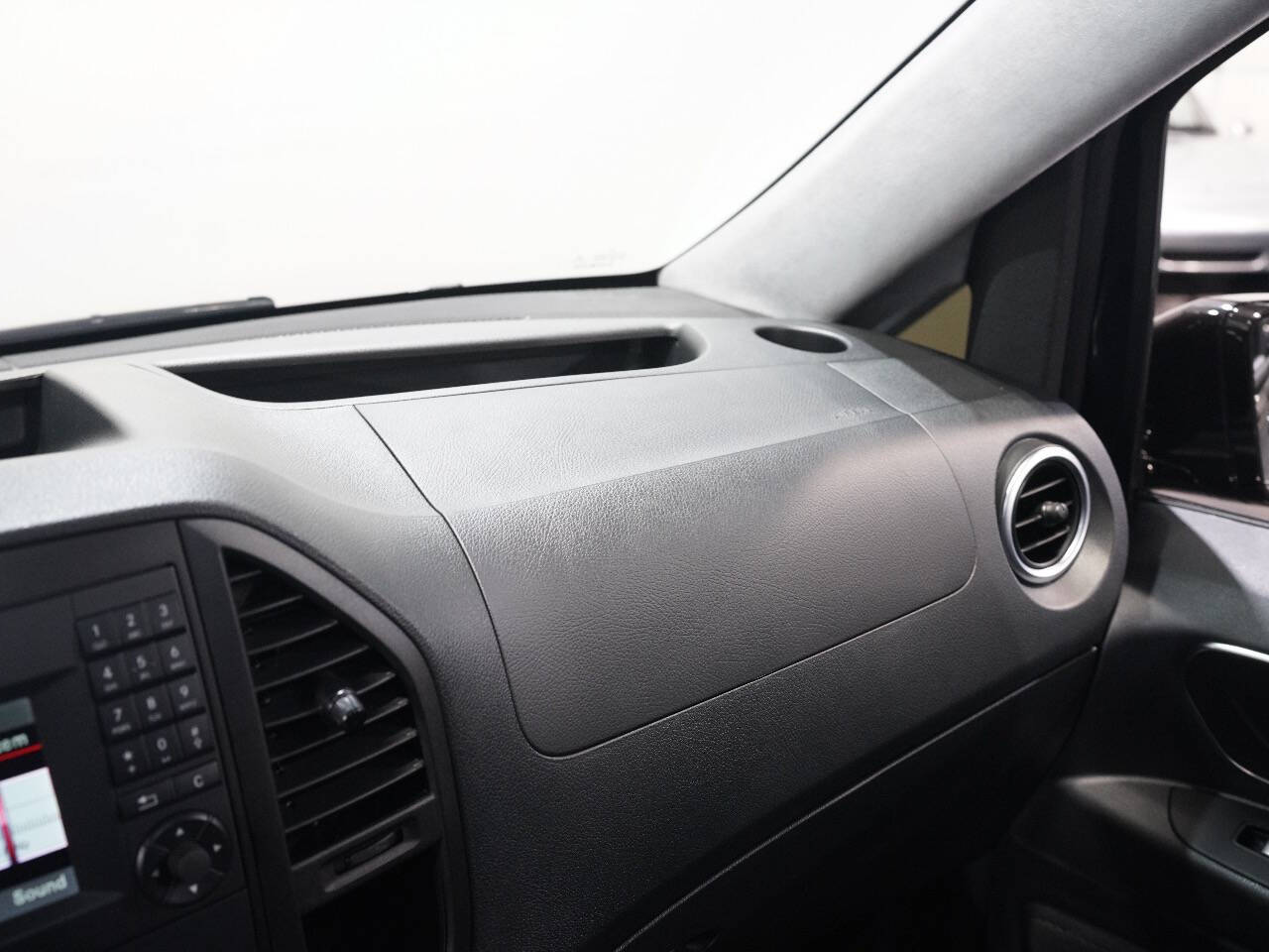 BLACK, 2017 MERCEDES-BENZ METRIS PASSENGER Image 30