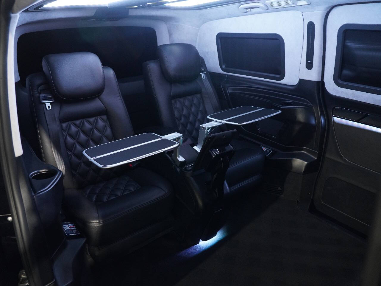 BLACK, 2017 MERCEDES-BENZ METRIS PASSENGER Image 32