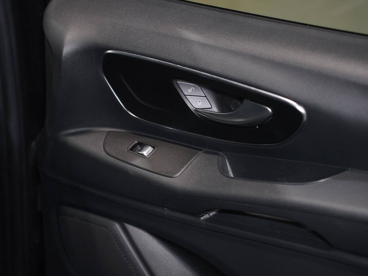 BLACK, 2017 MERCEDES-BENZ METRIS PASSENGER Image 22