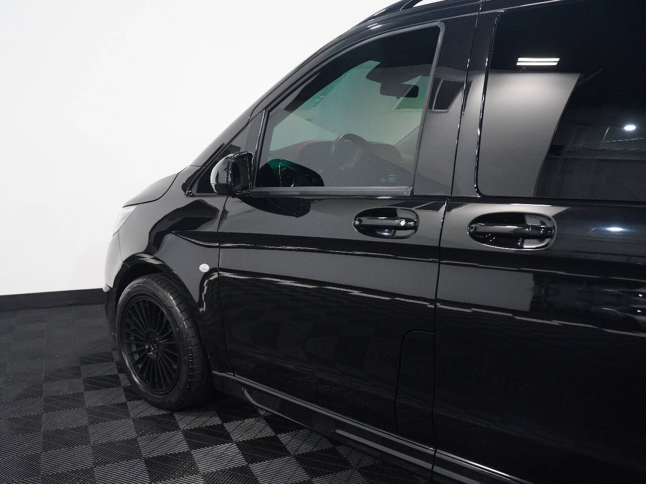 BLACK, 2017 MERCEDES-BENZ METRIS PASSENGER Image 18