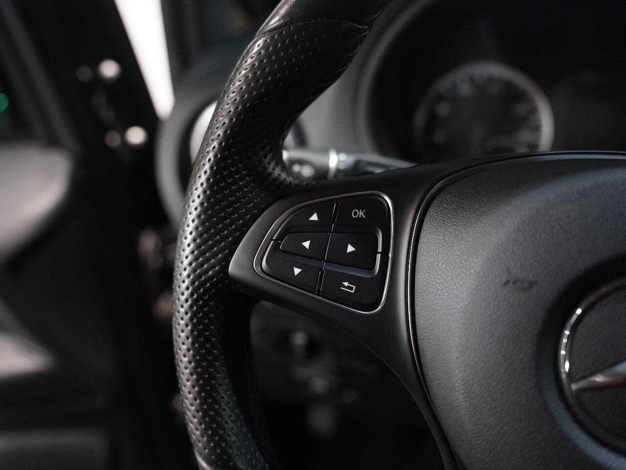 BLACK, 2017 MERCEDES-BENZ METRIS PASSENGER Image 24