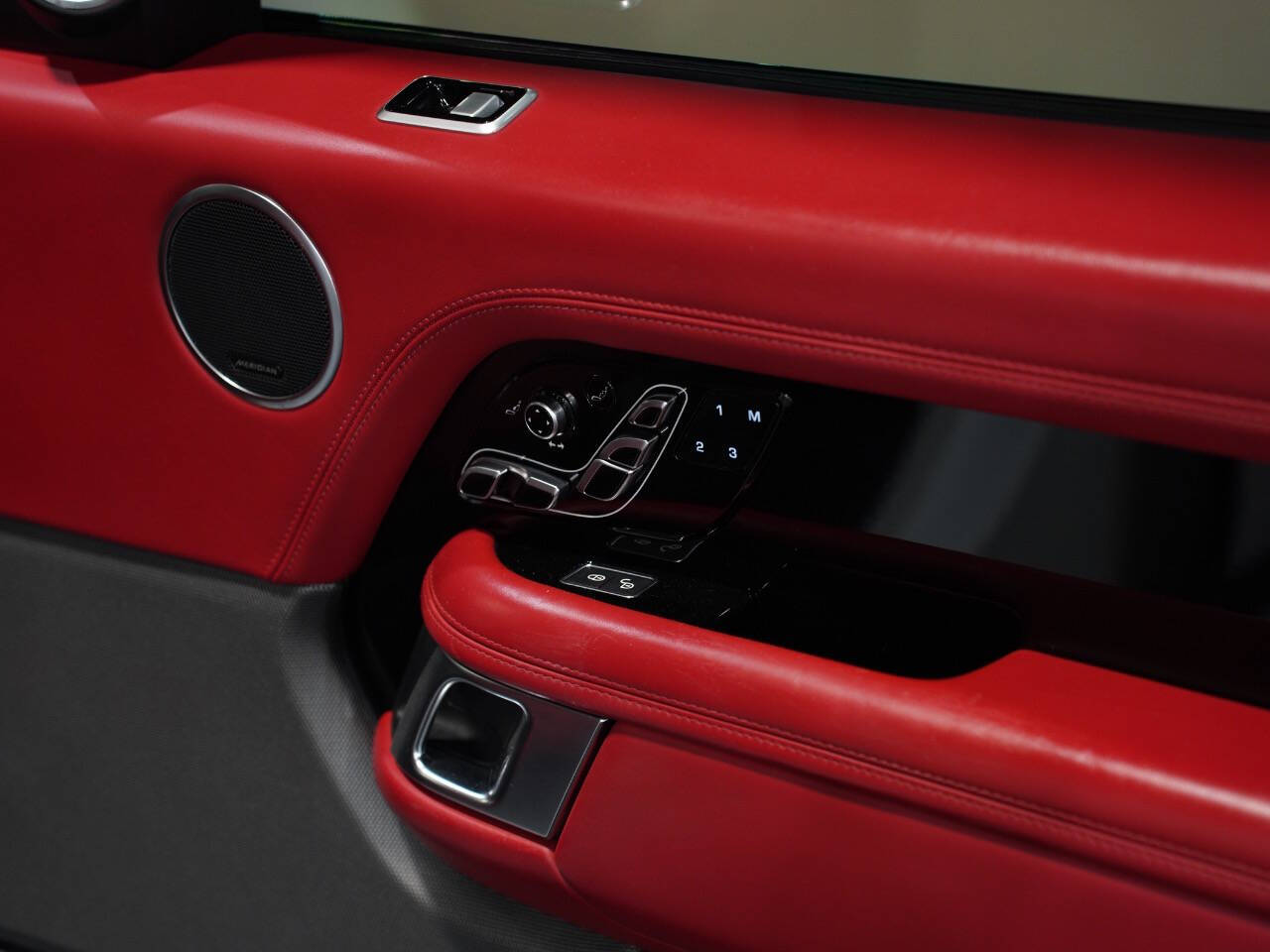 FUJI WHITE, 2019 LAND ROVER RANGE ROVER Image 23