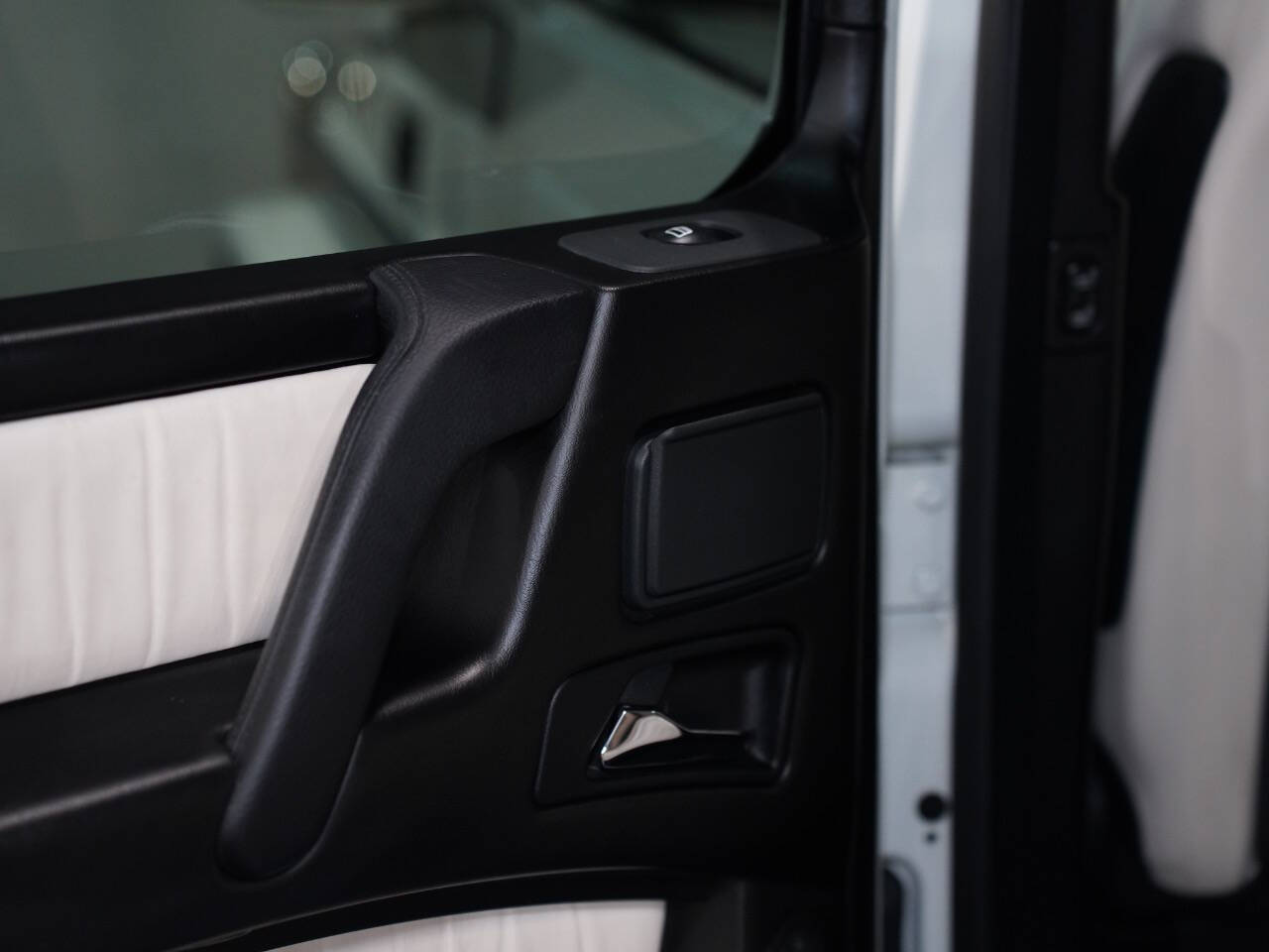 ARTIC WHITE, 2011 MERCEDES-BENZ G-CLASS Image 26