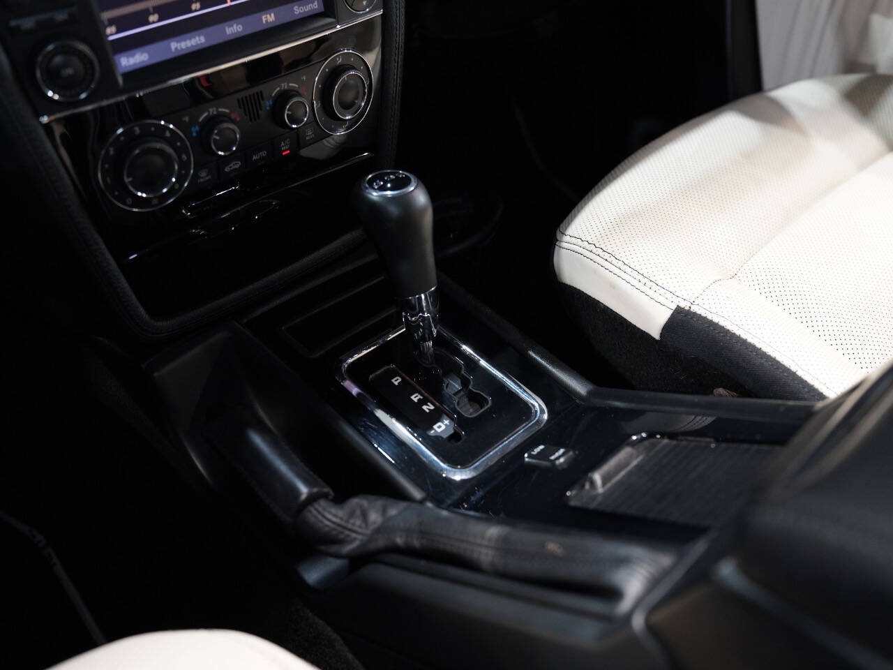 ARTIC WHITE, 2011 MERCEDES-BENZ G-CLASS Image 44