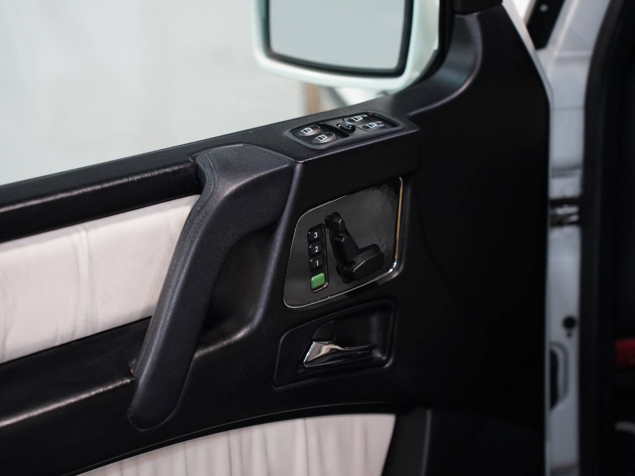 ARTIC WHITE, 2011 MERCEDES-BENZ G-CLASS Image 21