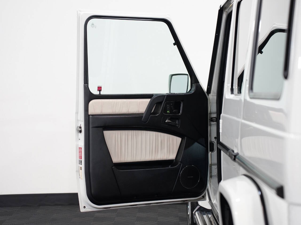 ARTIC WHITE, 2011 MERCEDES-BENZ G-CLASS Image 20