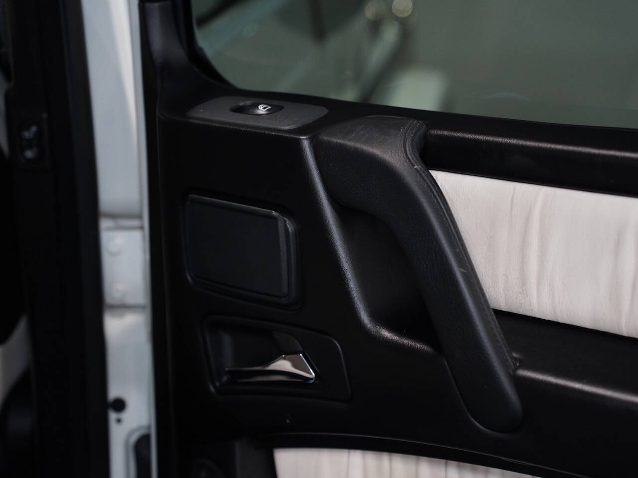 ARTIC WHITE, 2011 MERCEDES-BENZ G-CLASS Image 24