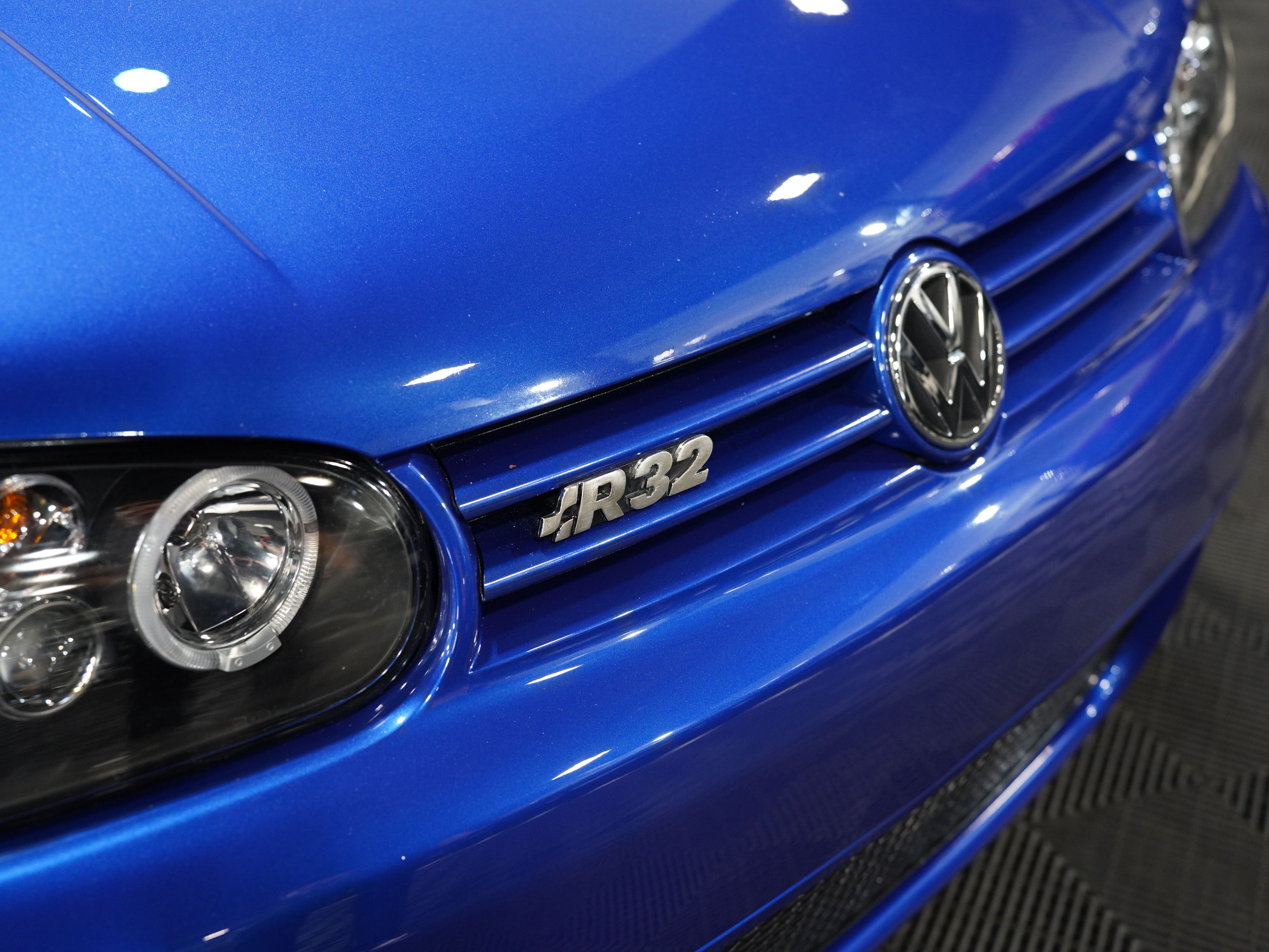 BLUE, 2004 VOLKSWAGEN R32 Image 13
