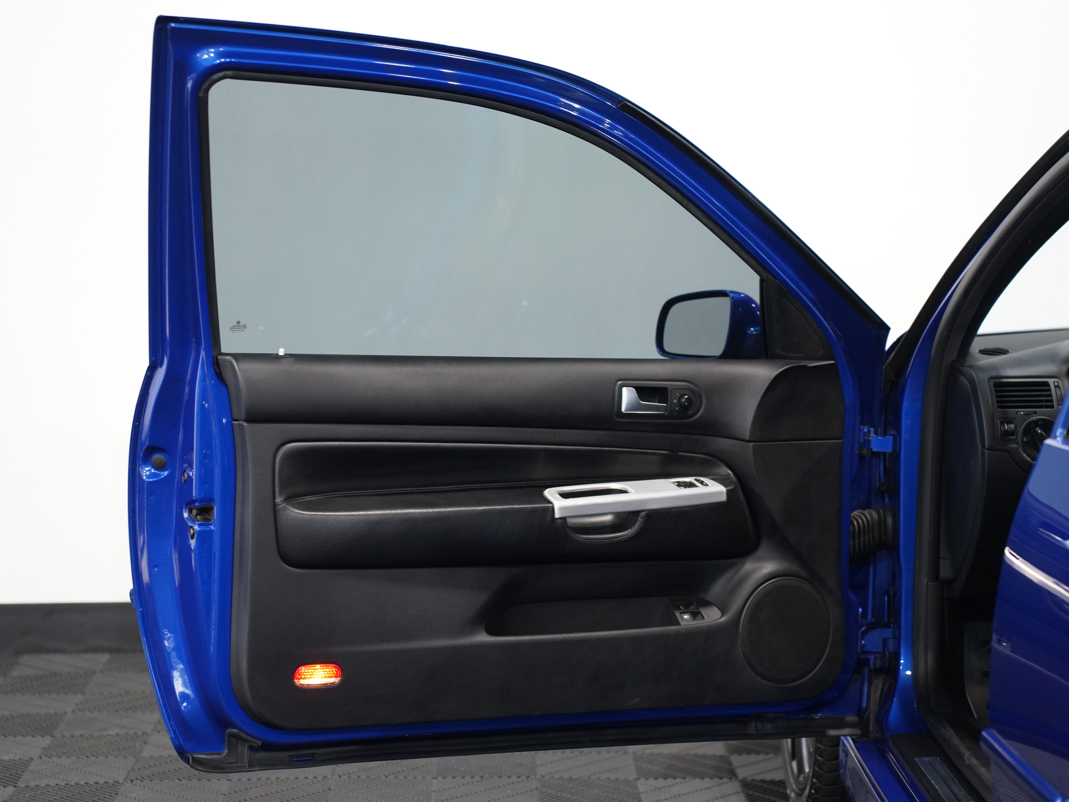 BLUE, 2004 VOLKSWAGEN R32 Image 21