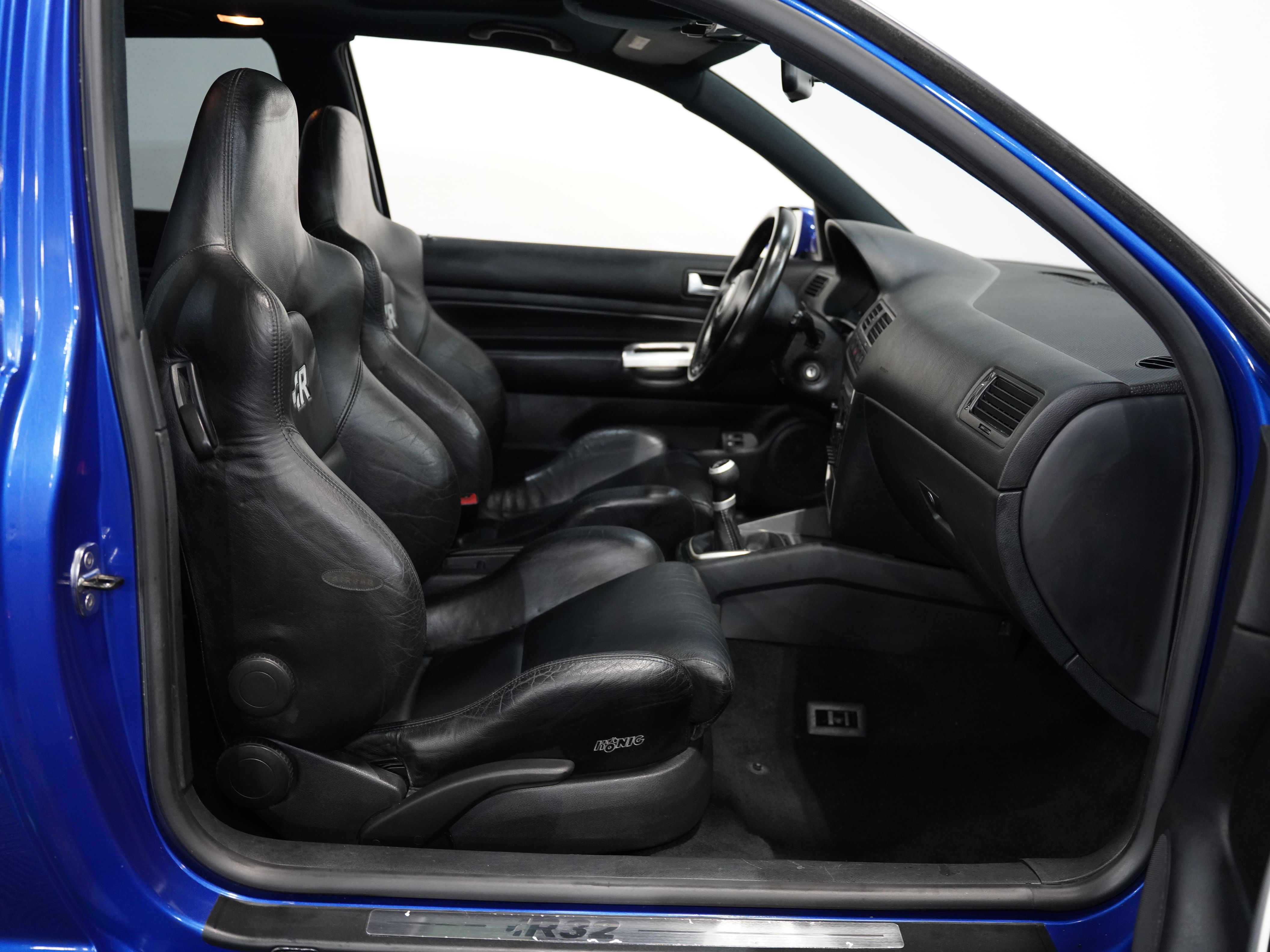 BLUE, 2004 VOLKSWAGEN R32 Image 31