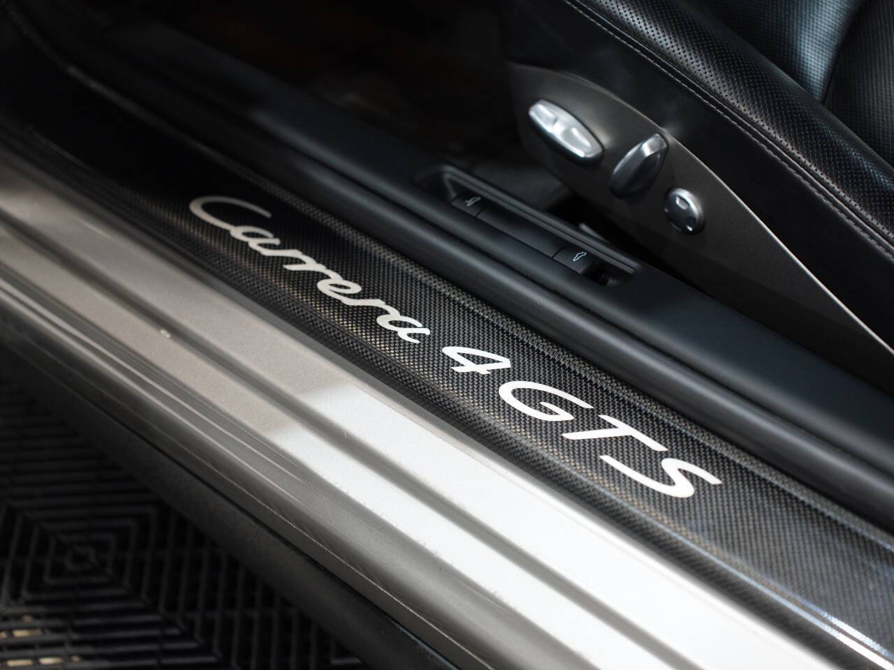 PLATINUM SILVER METALLIC, 2012 PORSCHE 911 Image 25