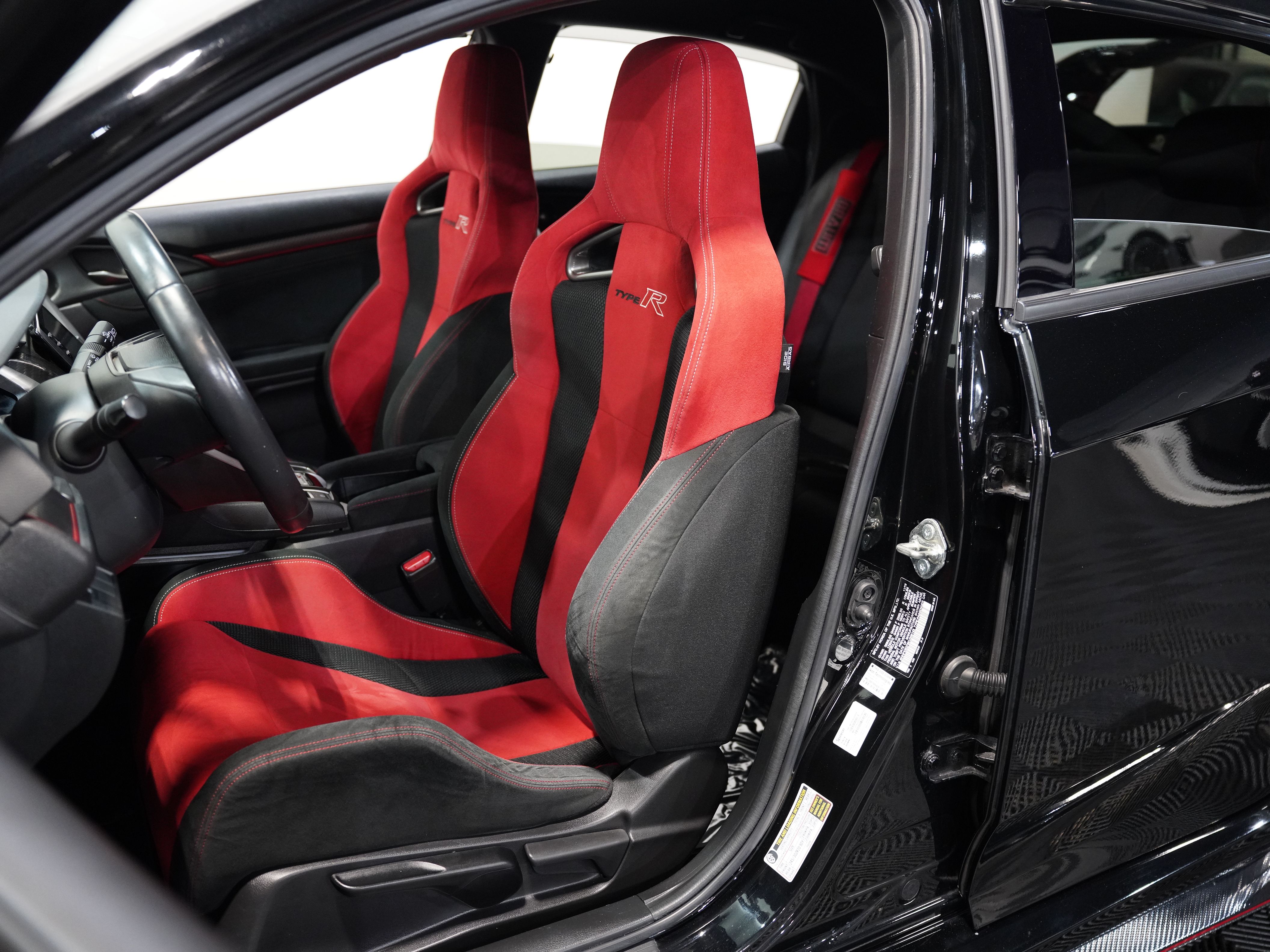 BLACK, 2019 HONDA CIVIC TYPE R Image 32