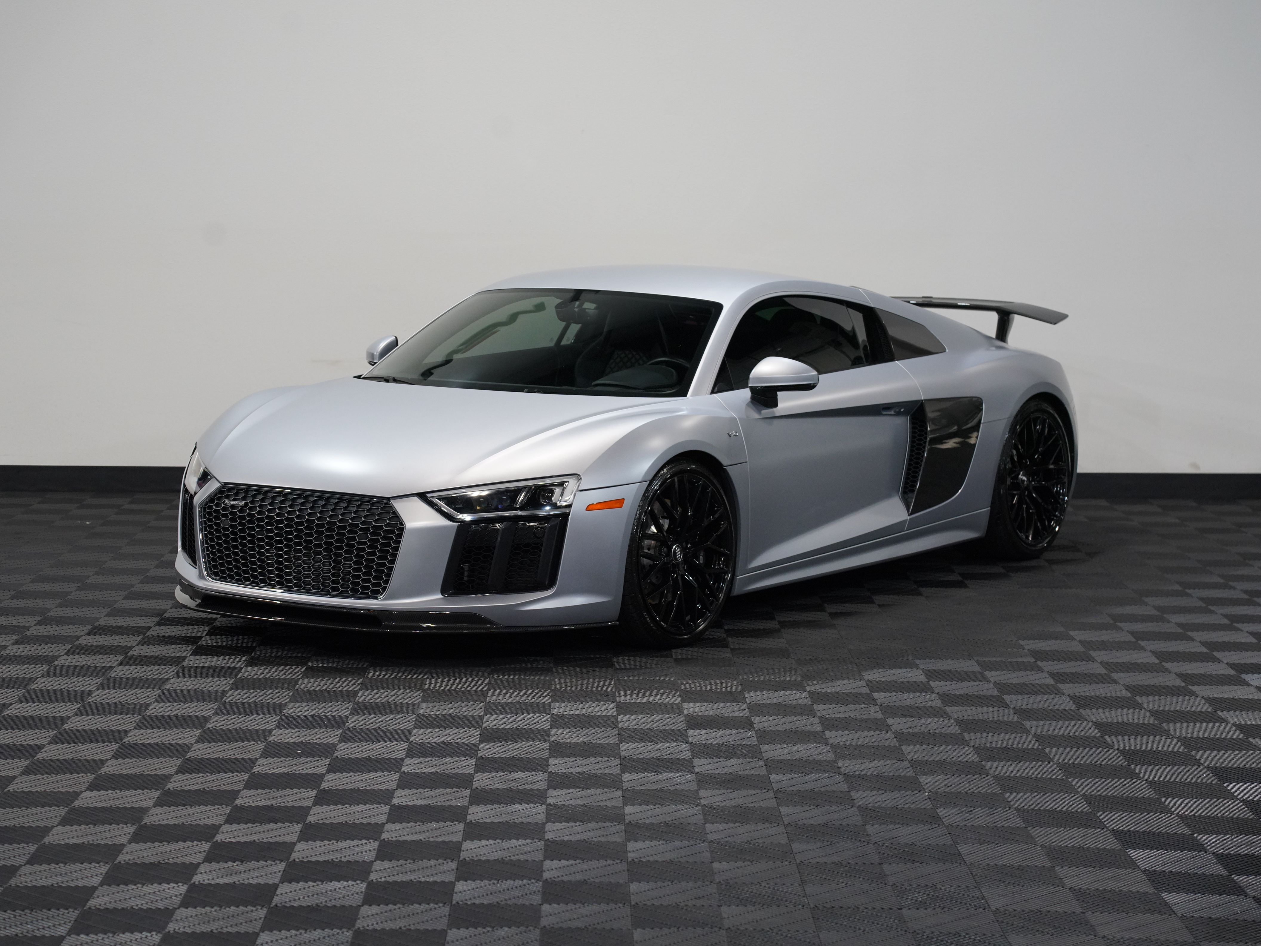 SILVER, 2017 AUDI R8 Image 3