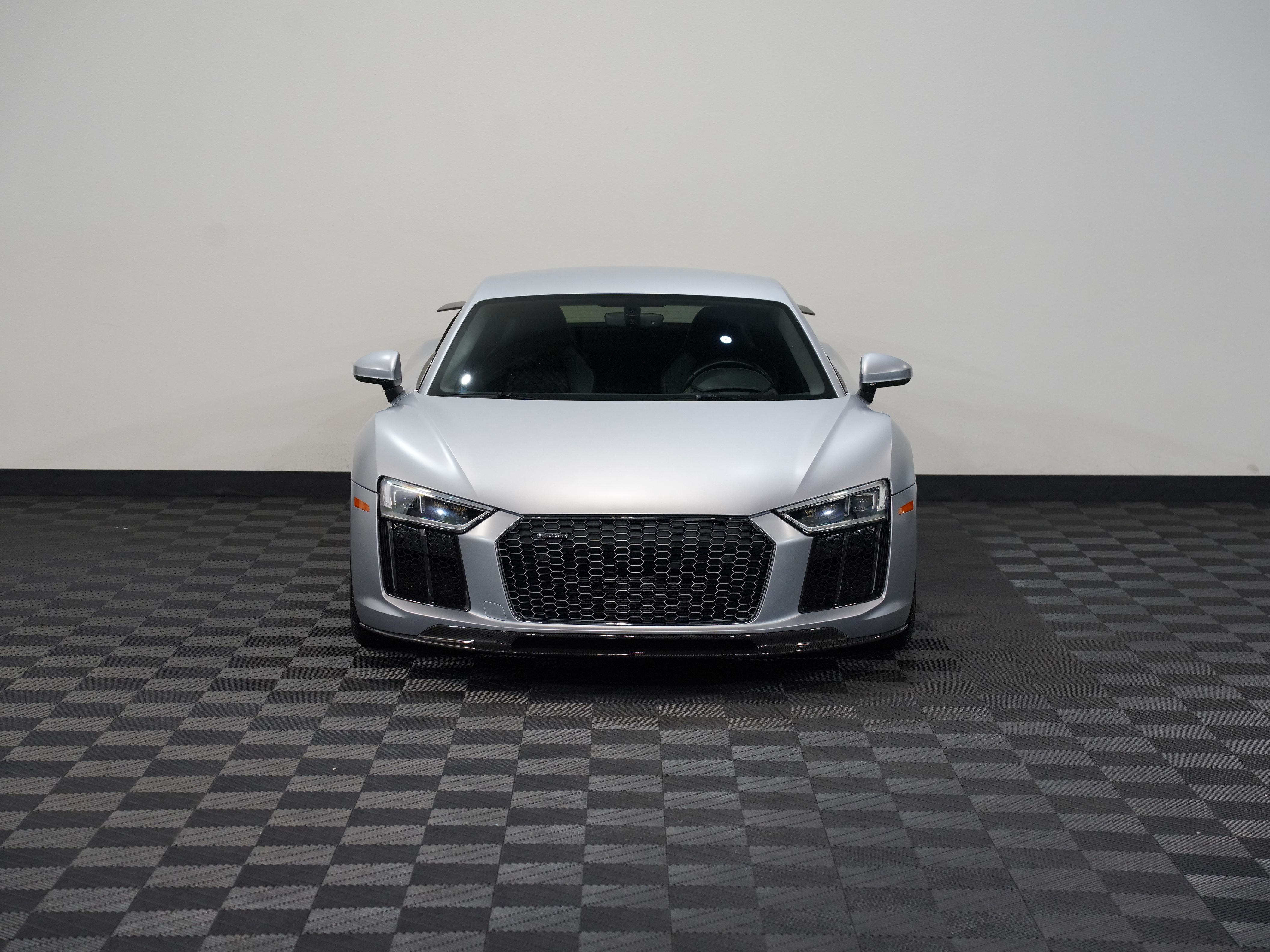 SILVER, 2017 AUDI R8 Image 4