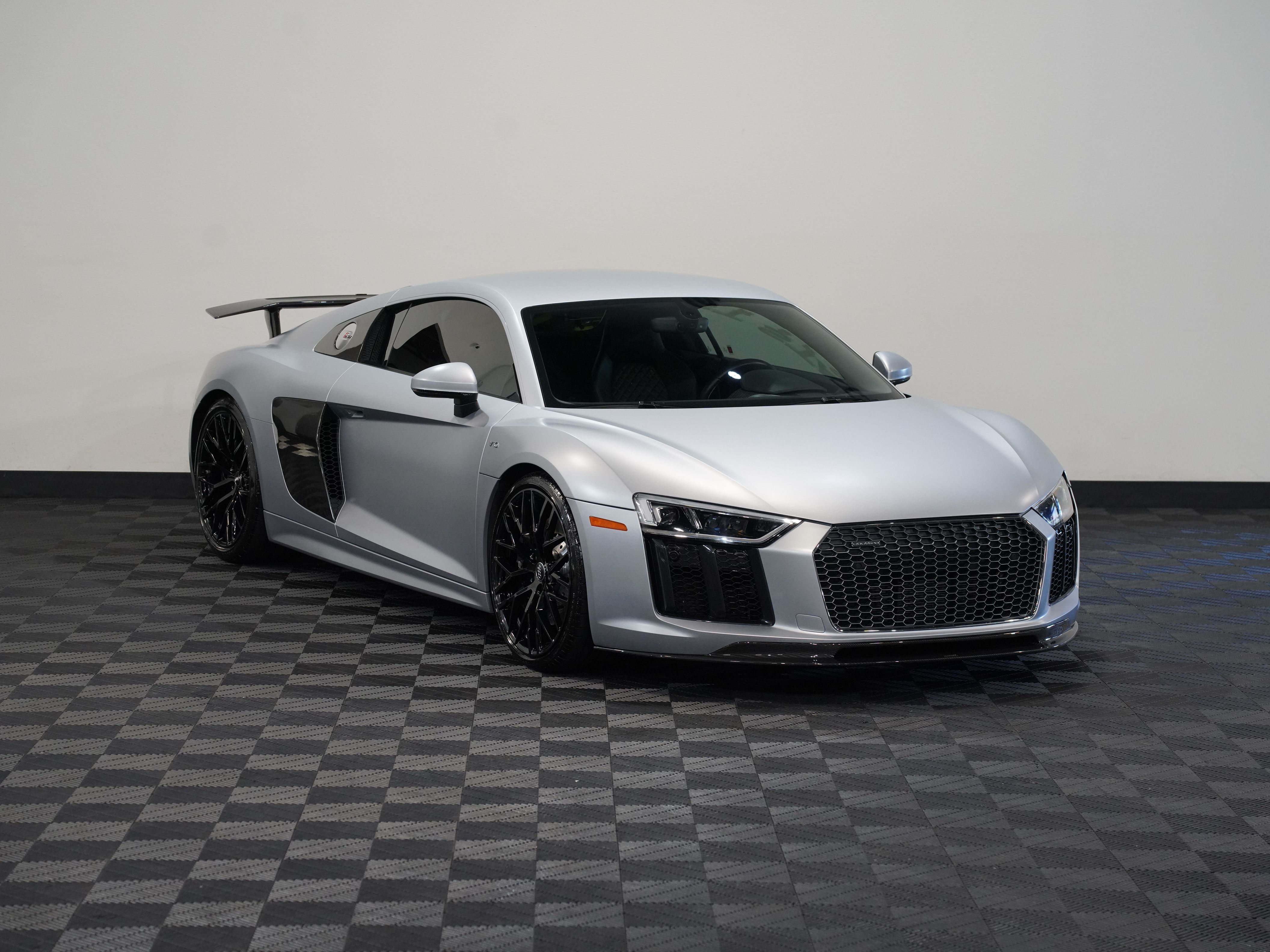 SILVER, 2017 AUDI R8 Image 5