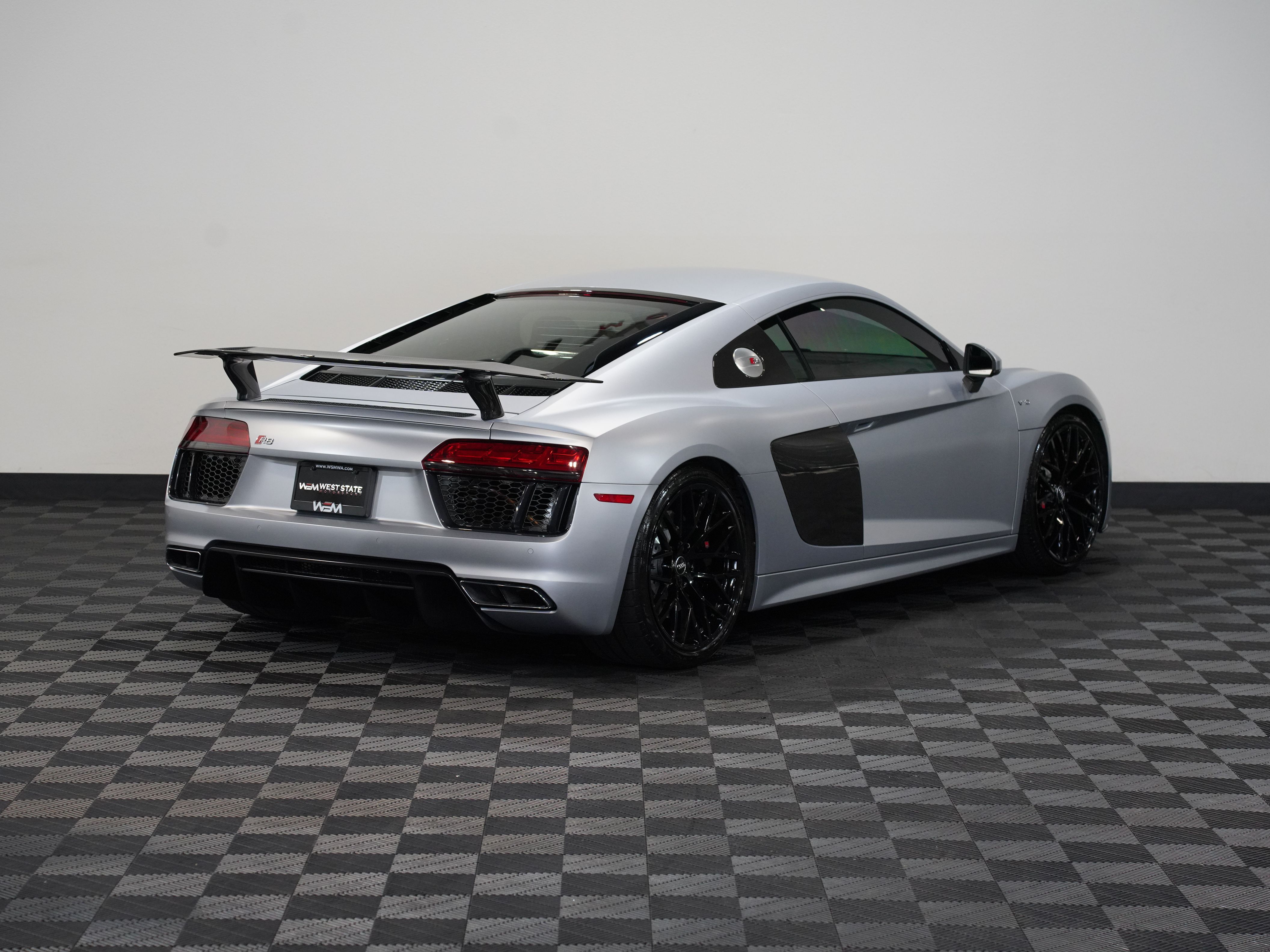 SILVER, 2017 AUDI R8 Image 6