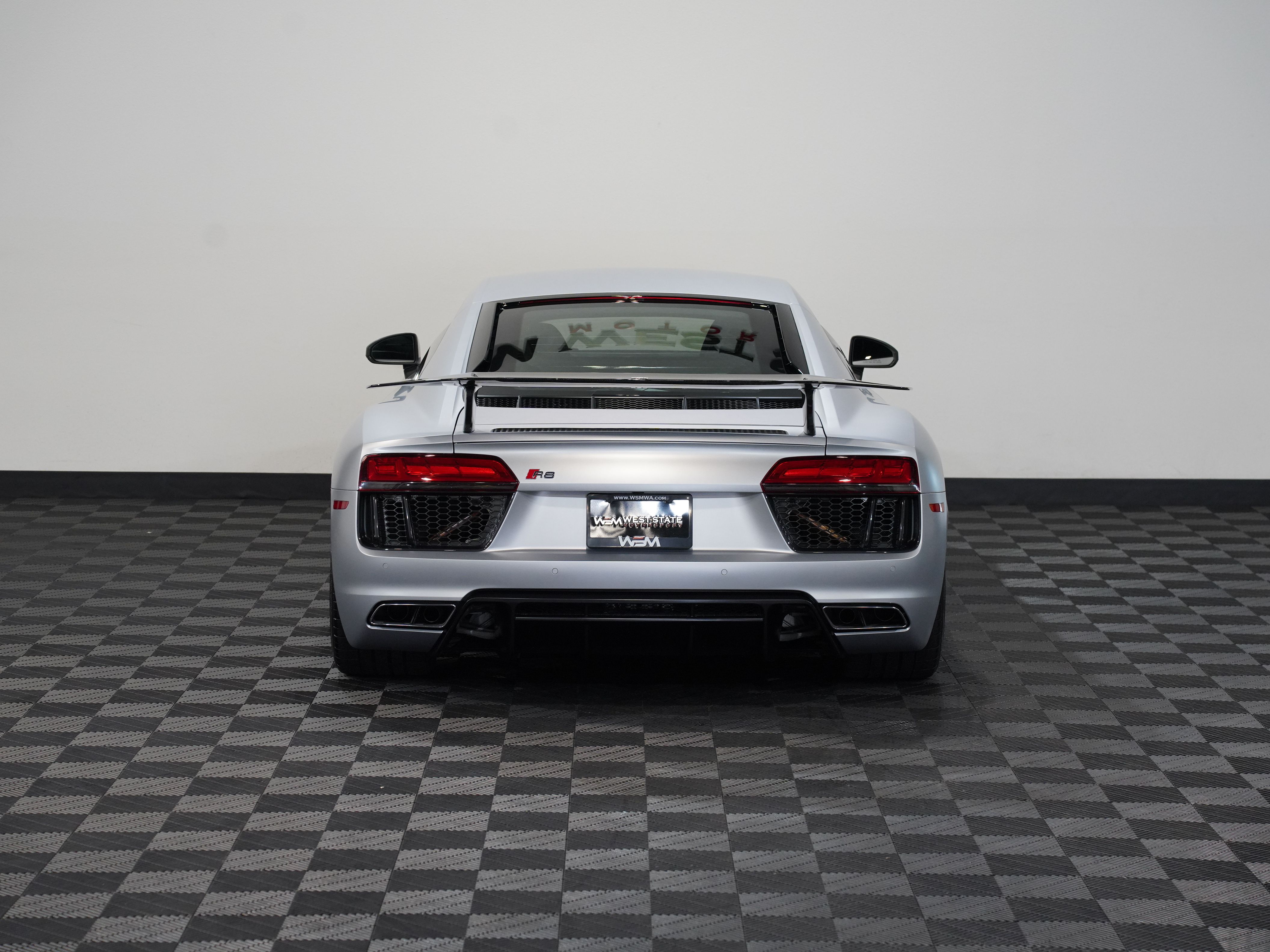 SILVER, 2017 AUDI R8 Image 7