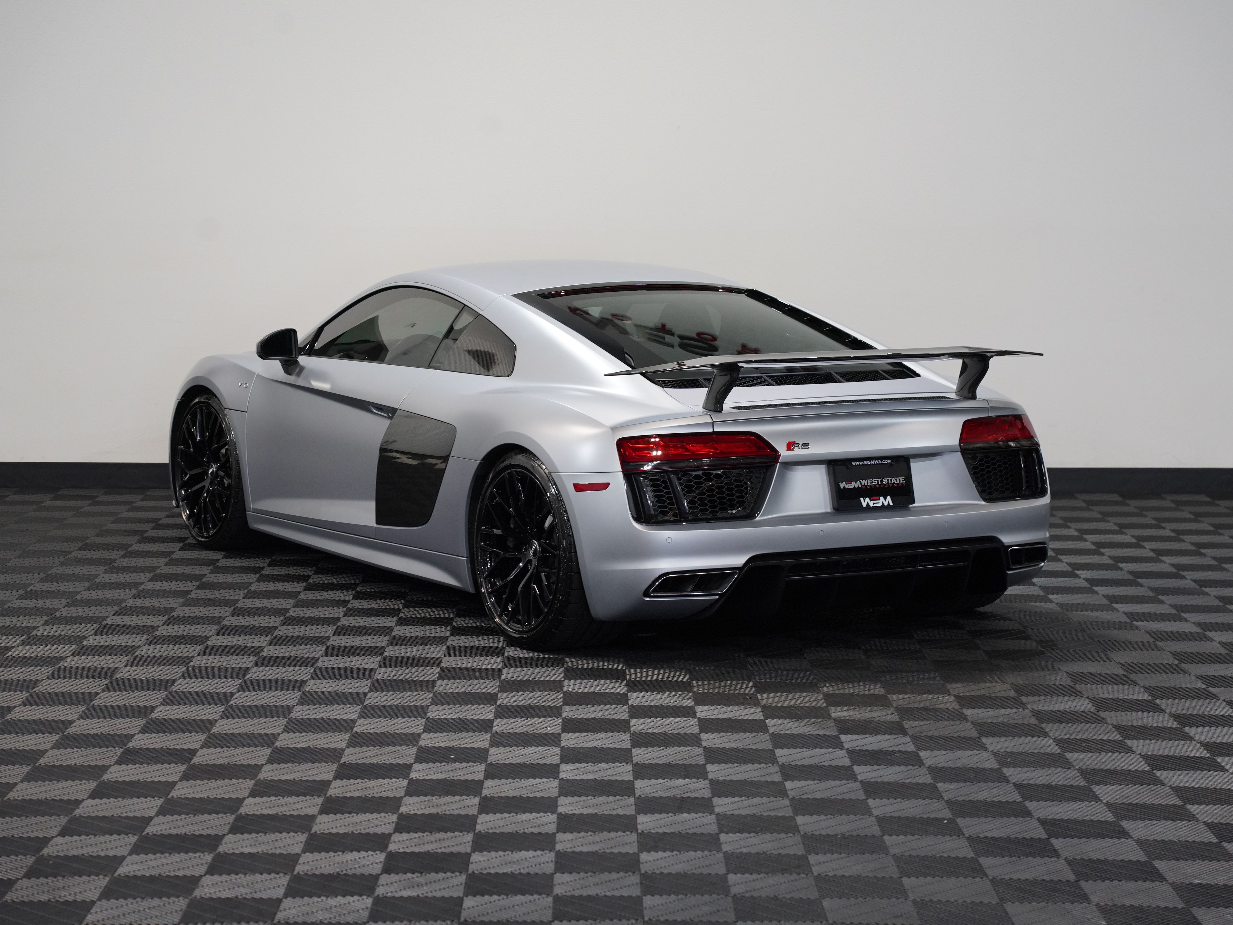 SILVER, 2017 AUDI R8 Image 8