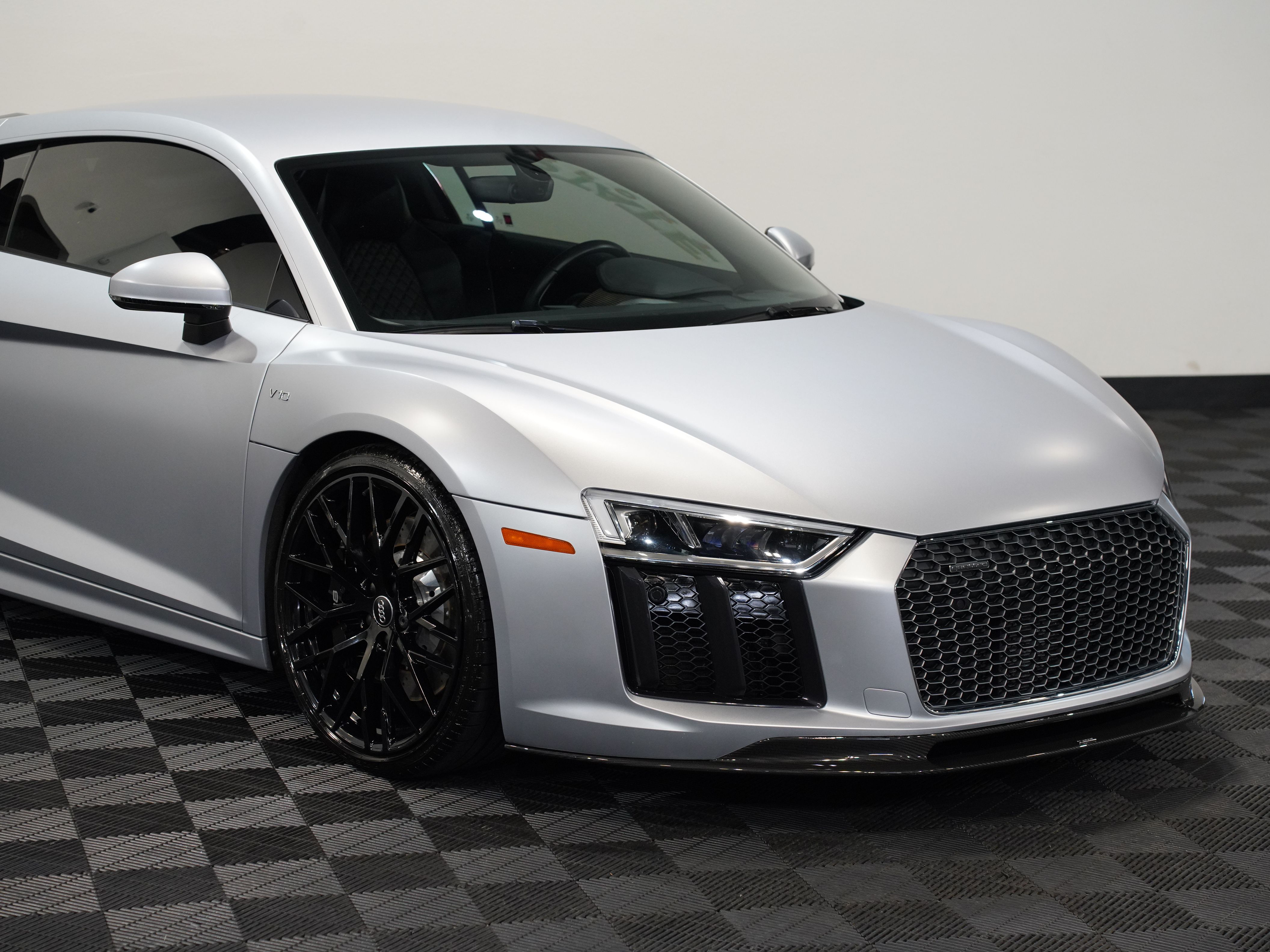 SILVER, 2017 AUDI R8 Image 9