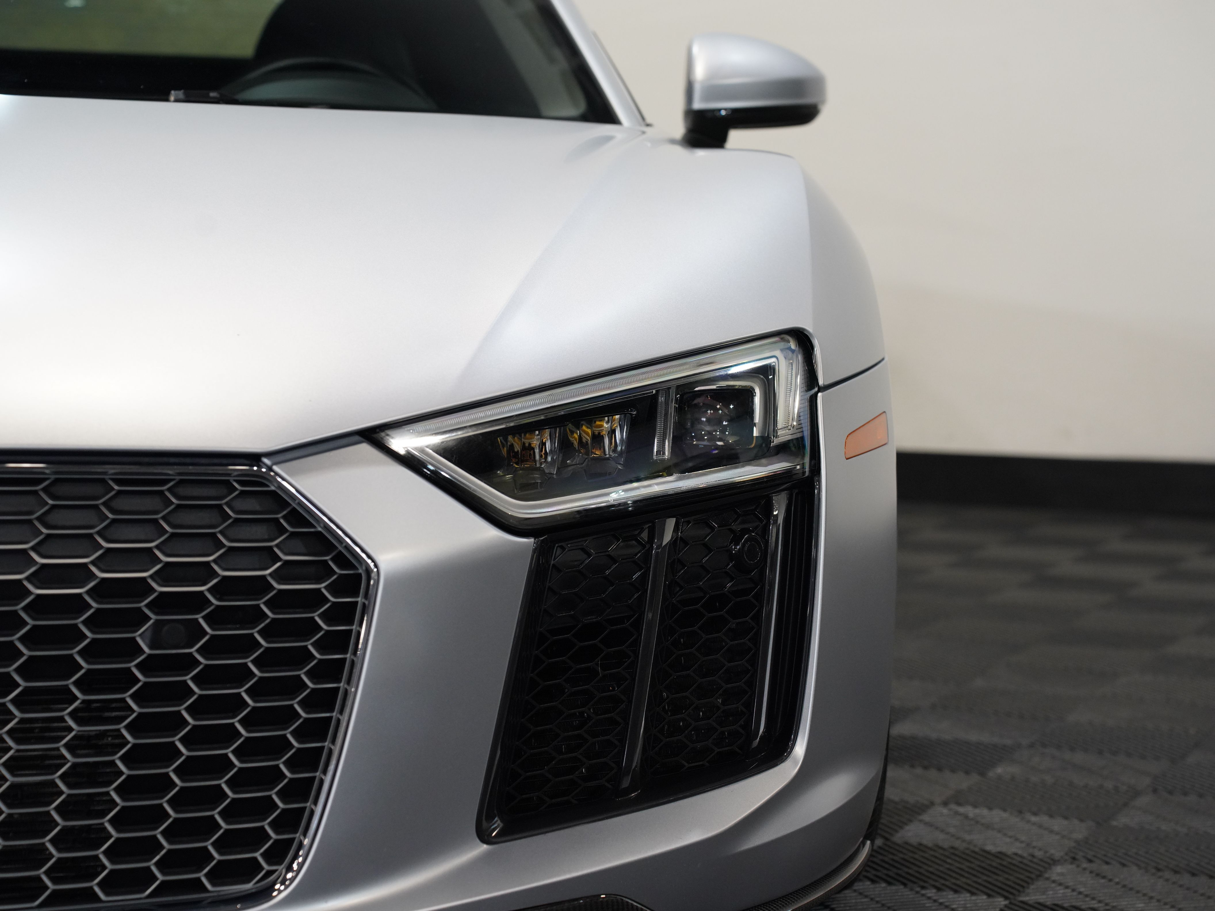 SILVER, 2017 AUDI R8 Image 10