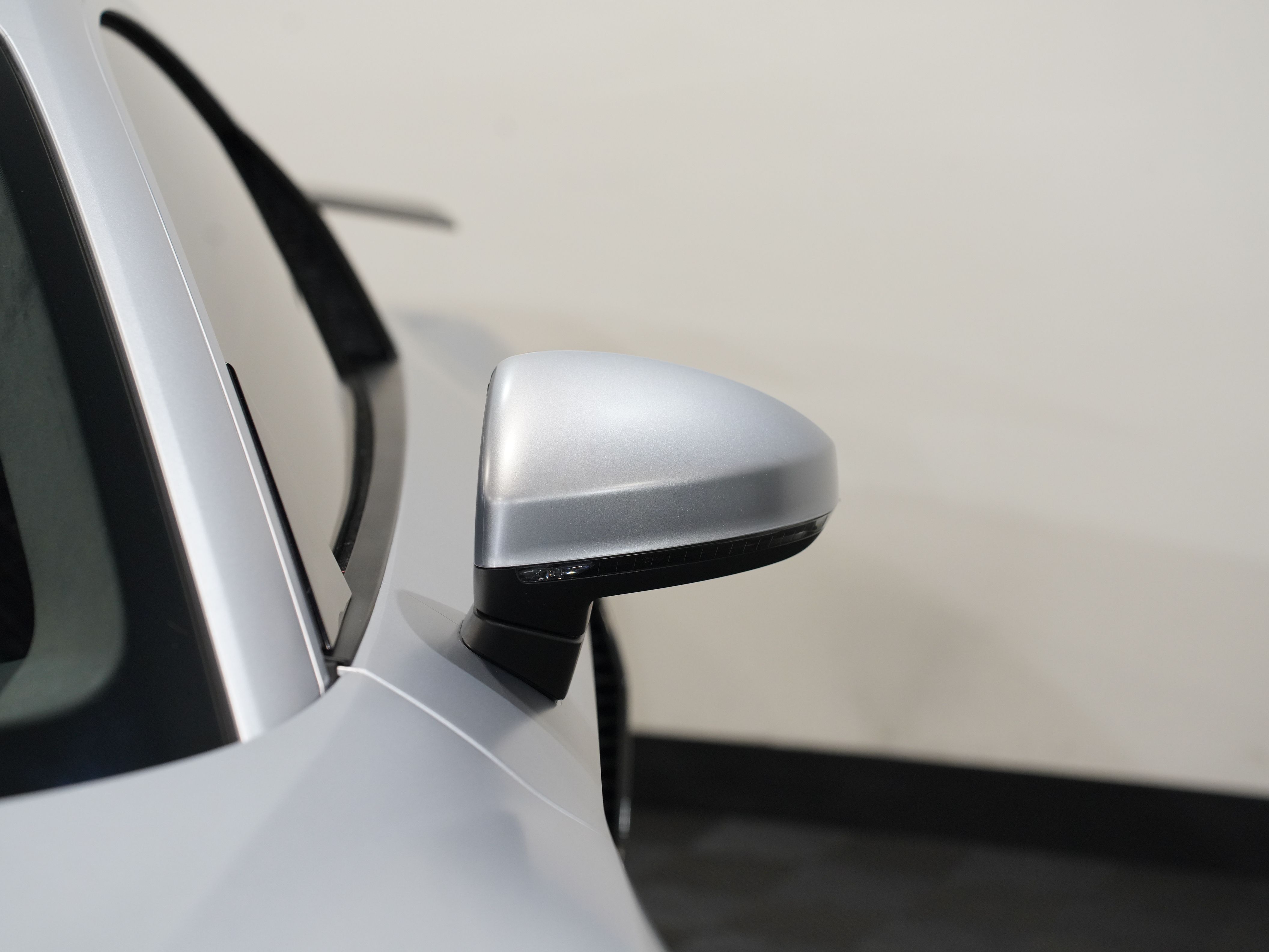 SILVER, 2017 AUDI R8 Image 11