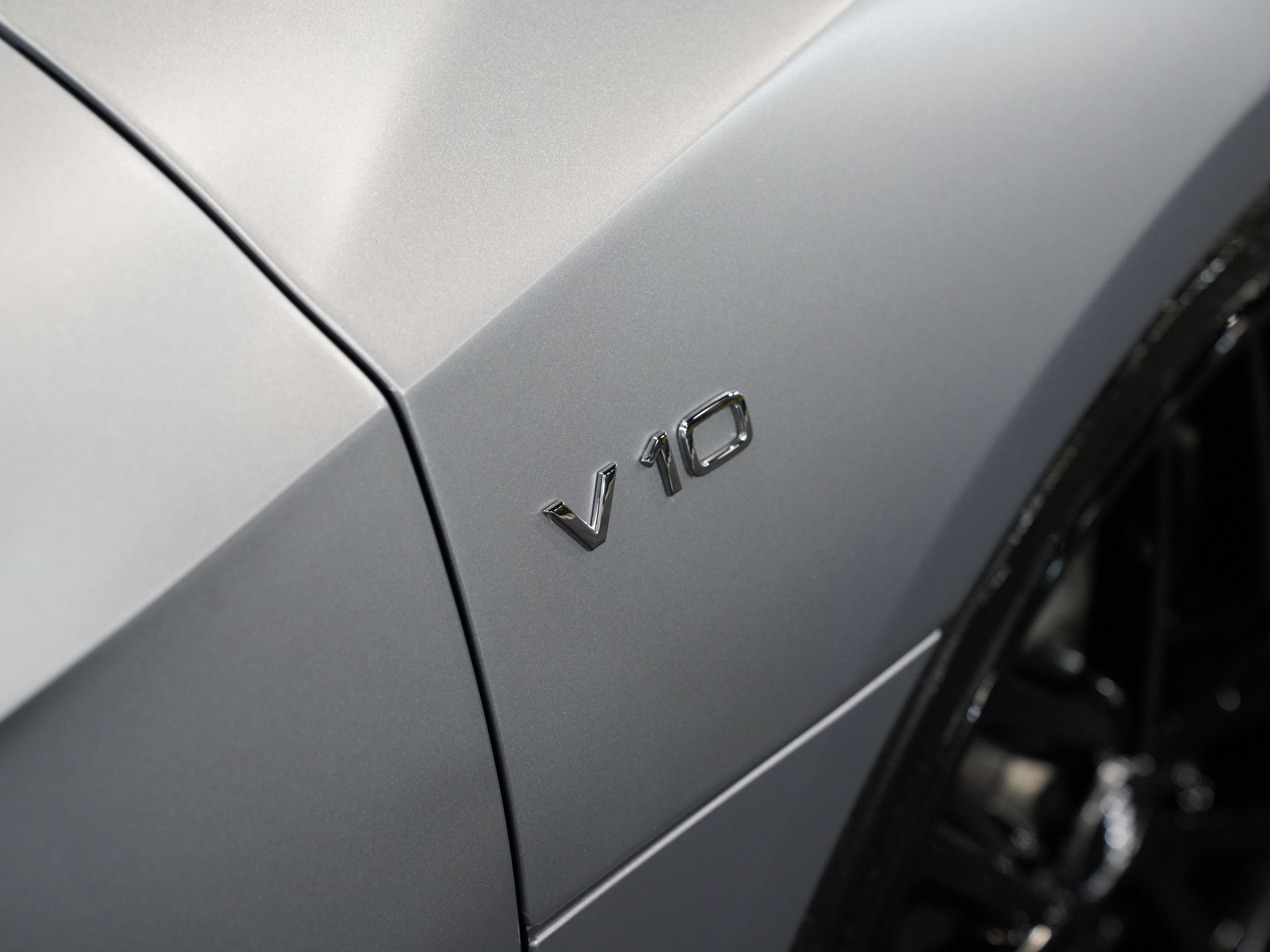 SILVER, 2017 AUDI R8 Image 13