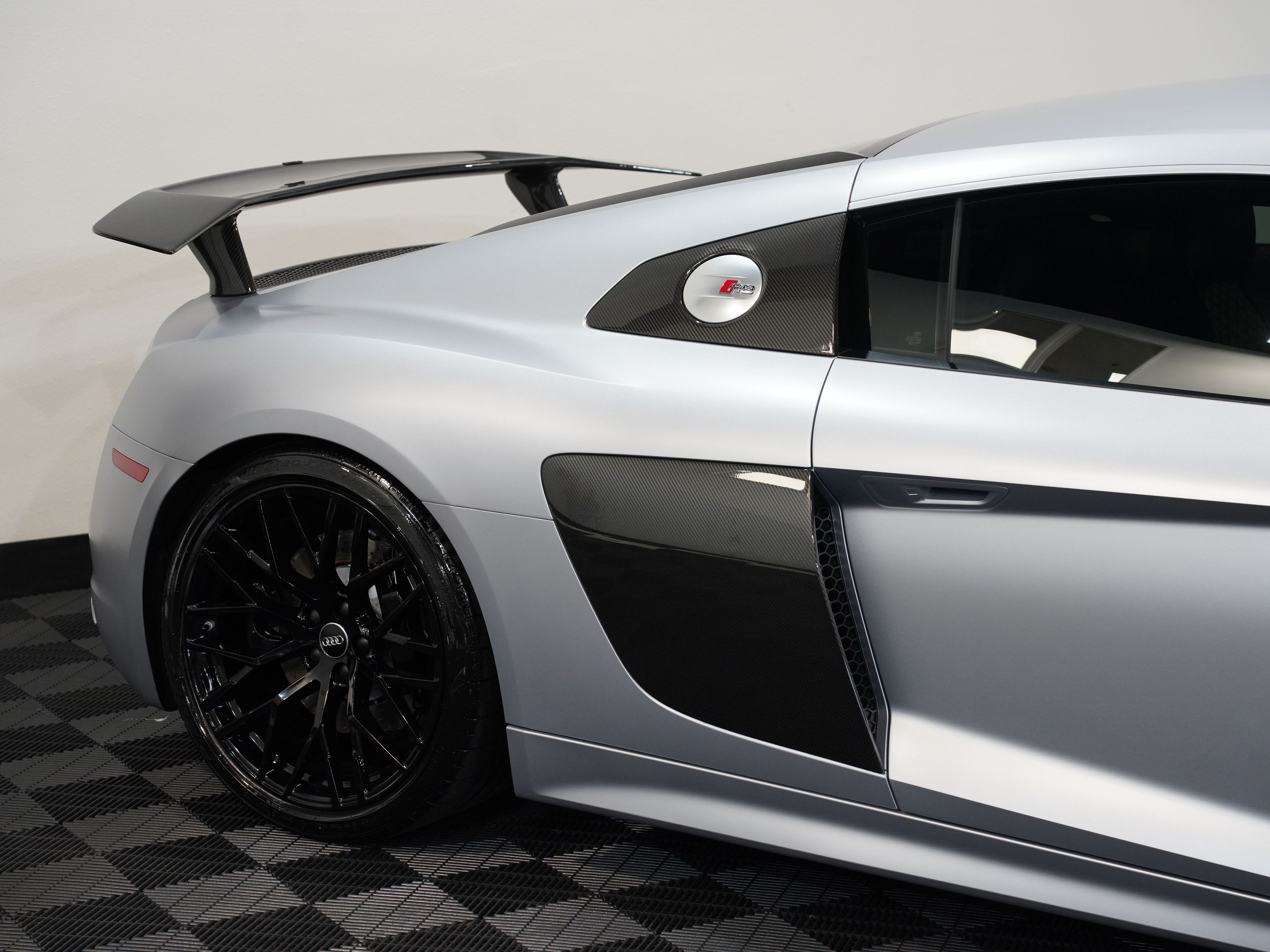 SILVER, 2017 AUDI R8 Image 14
