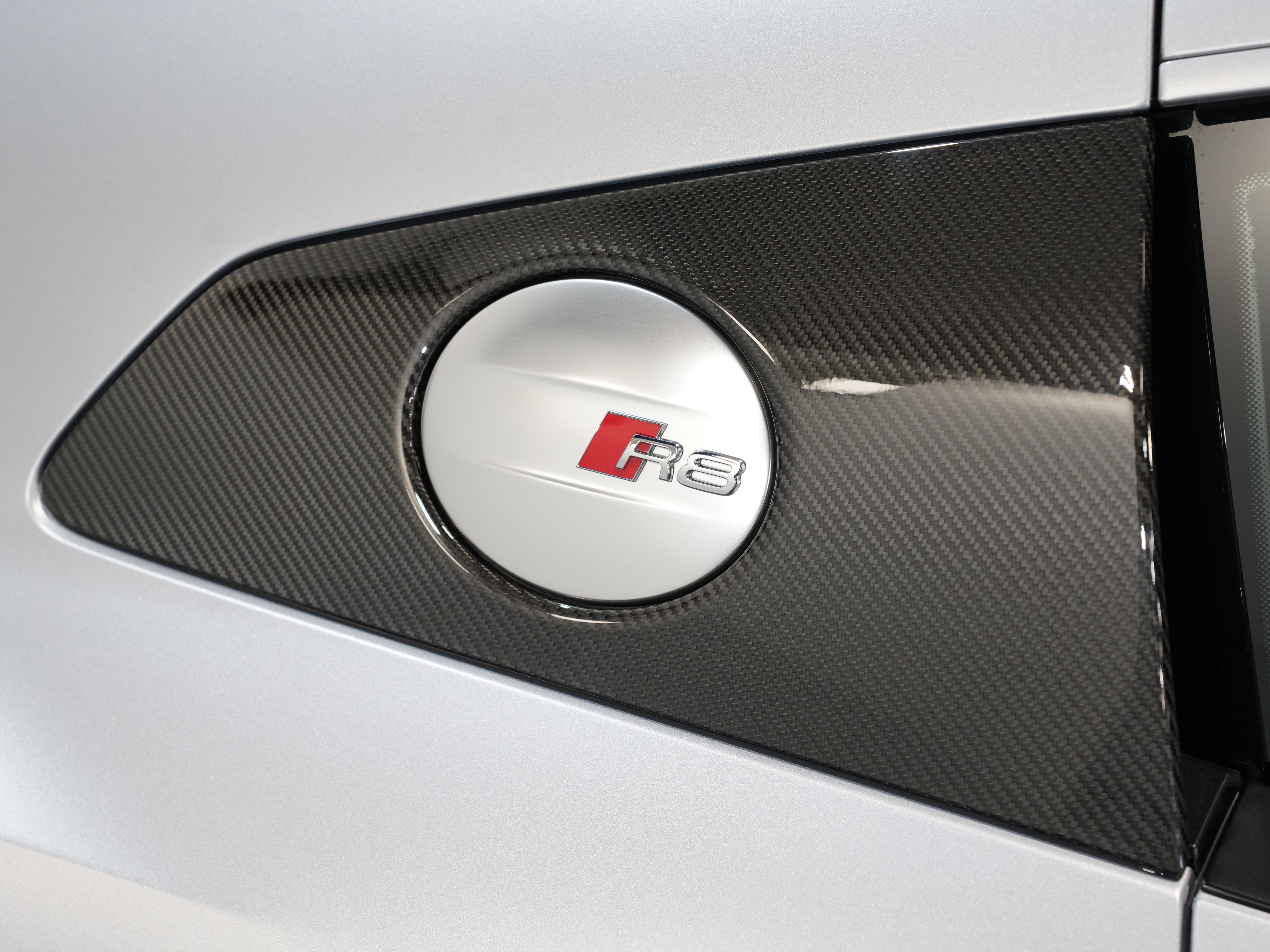 SILVER, 2017 AUDI R8 Image 17