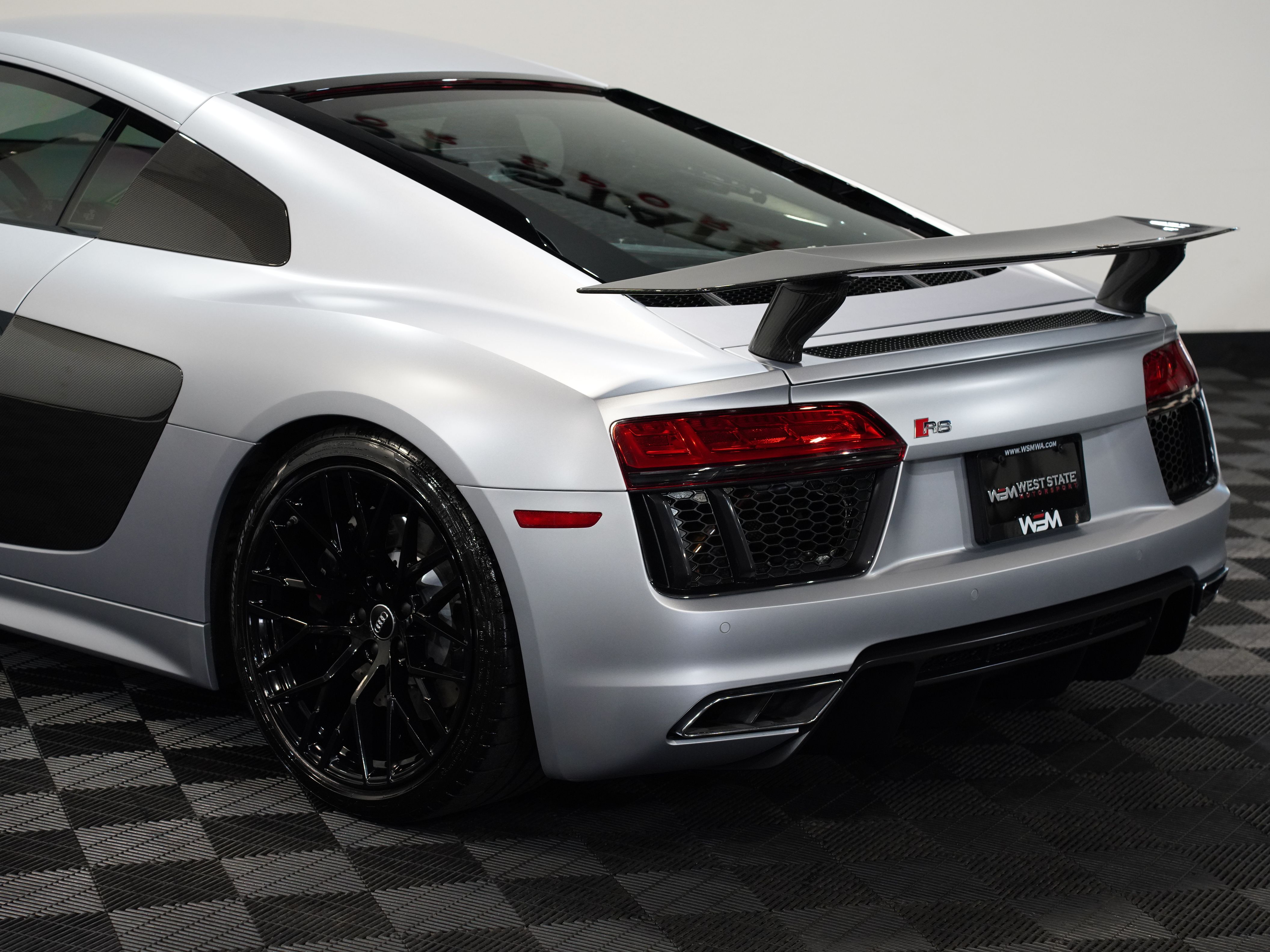 SILVER, 2017 AUDI R8 Image 19